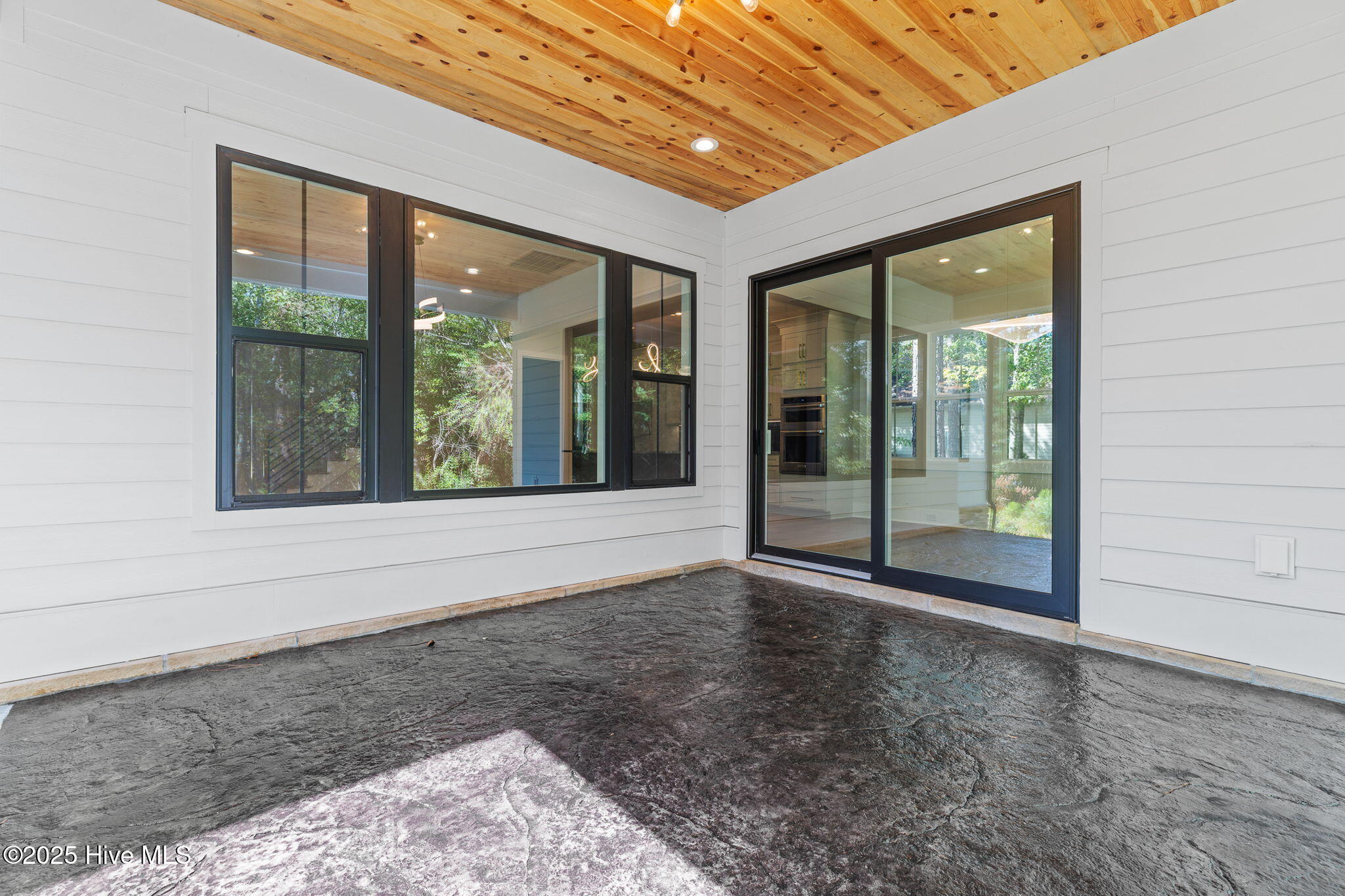 100522632 | Photo 75