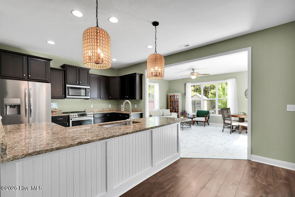 100565738 | Photo 12