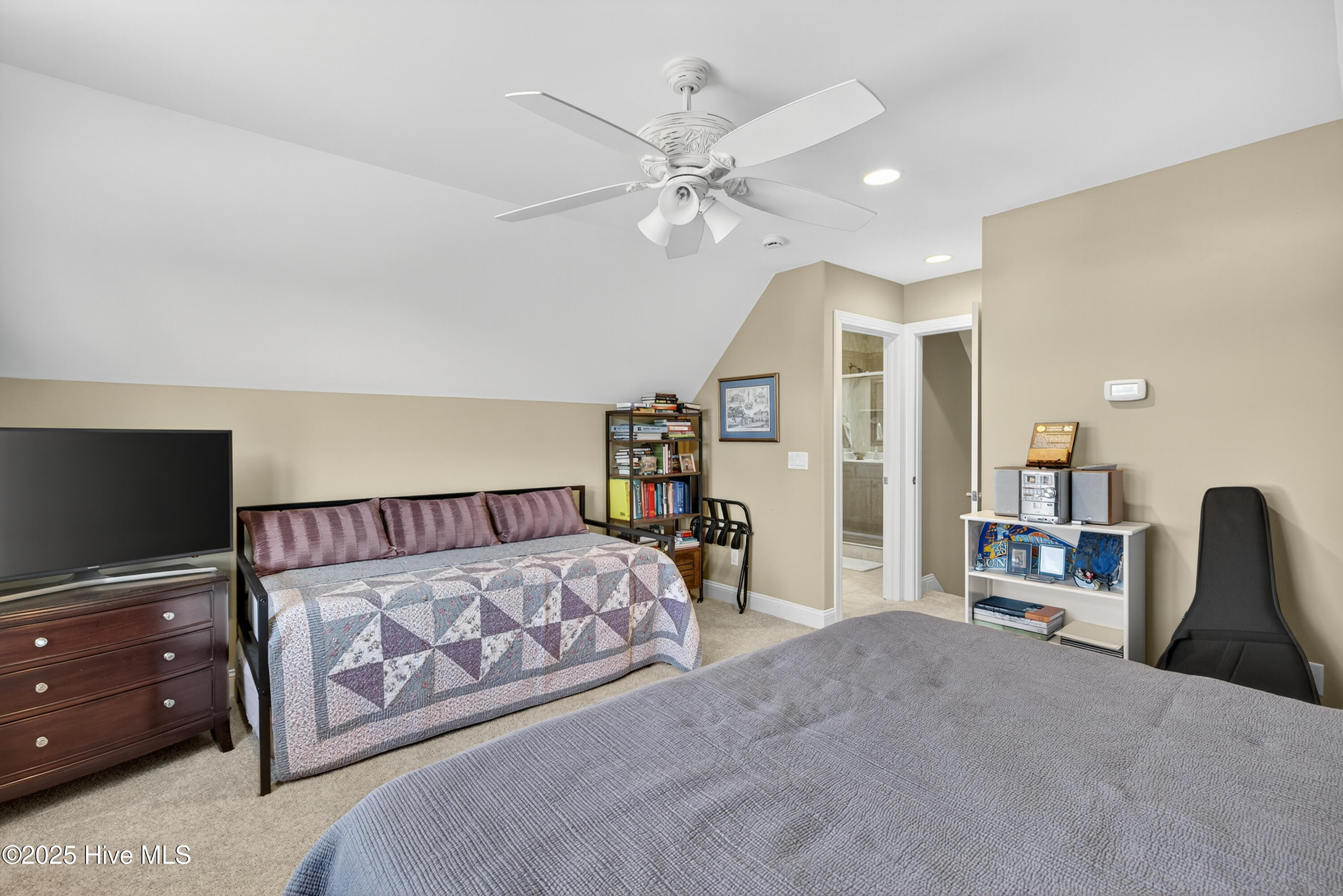 100541240 | Photo 43