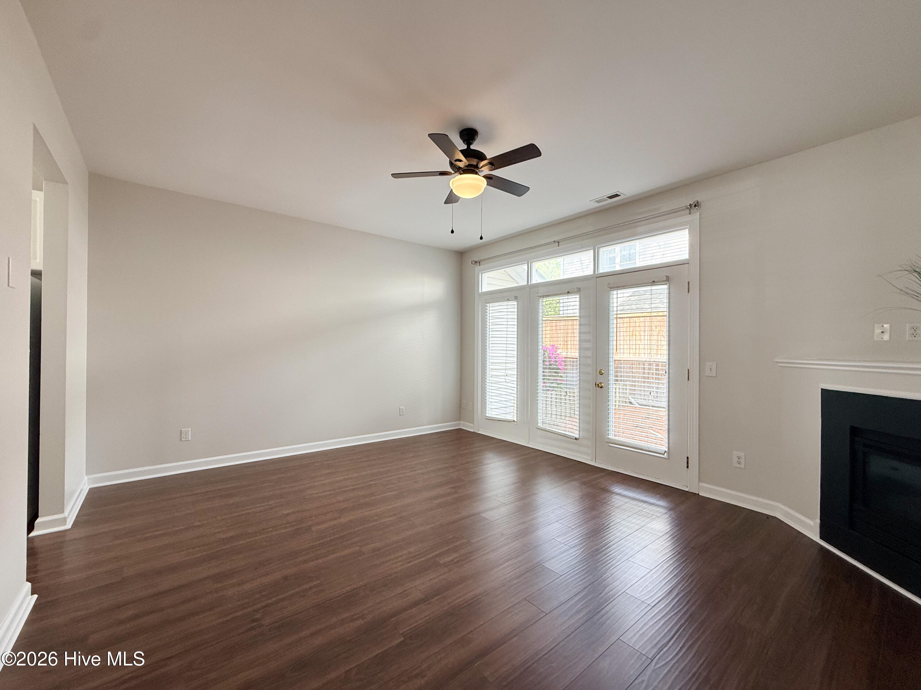 100565370 | Photo 23