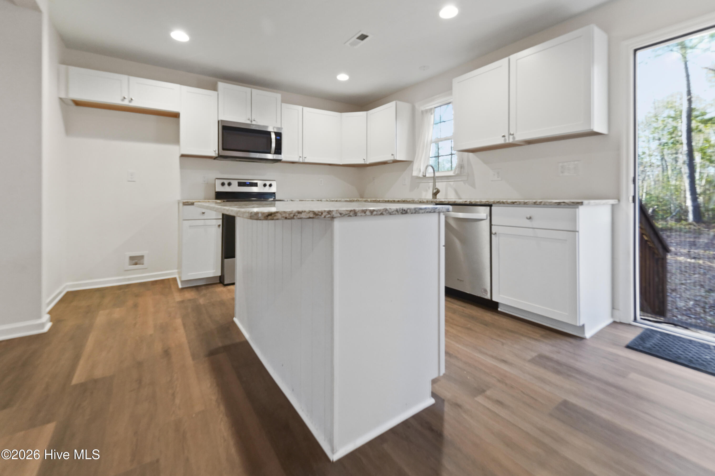 100548487 | Photo 39