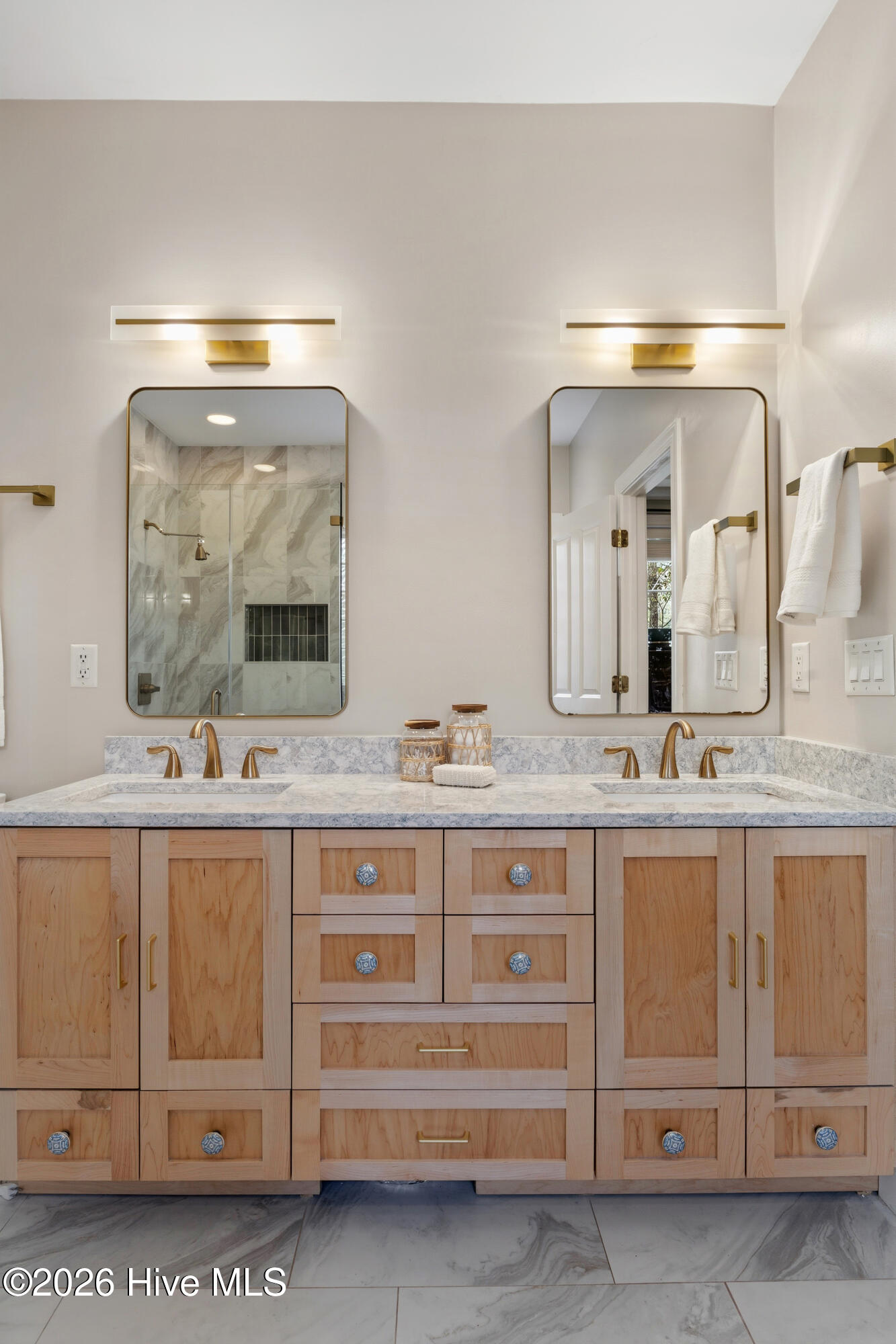 100564040 | Photo 25