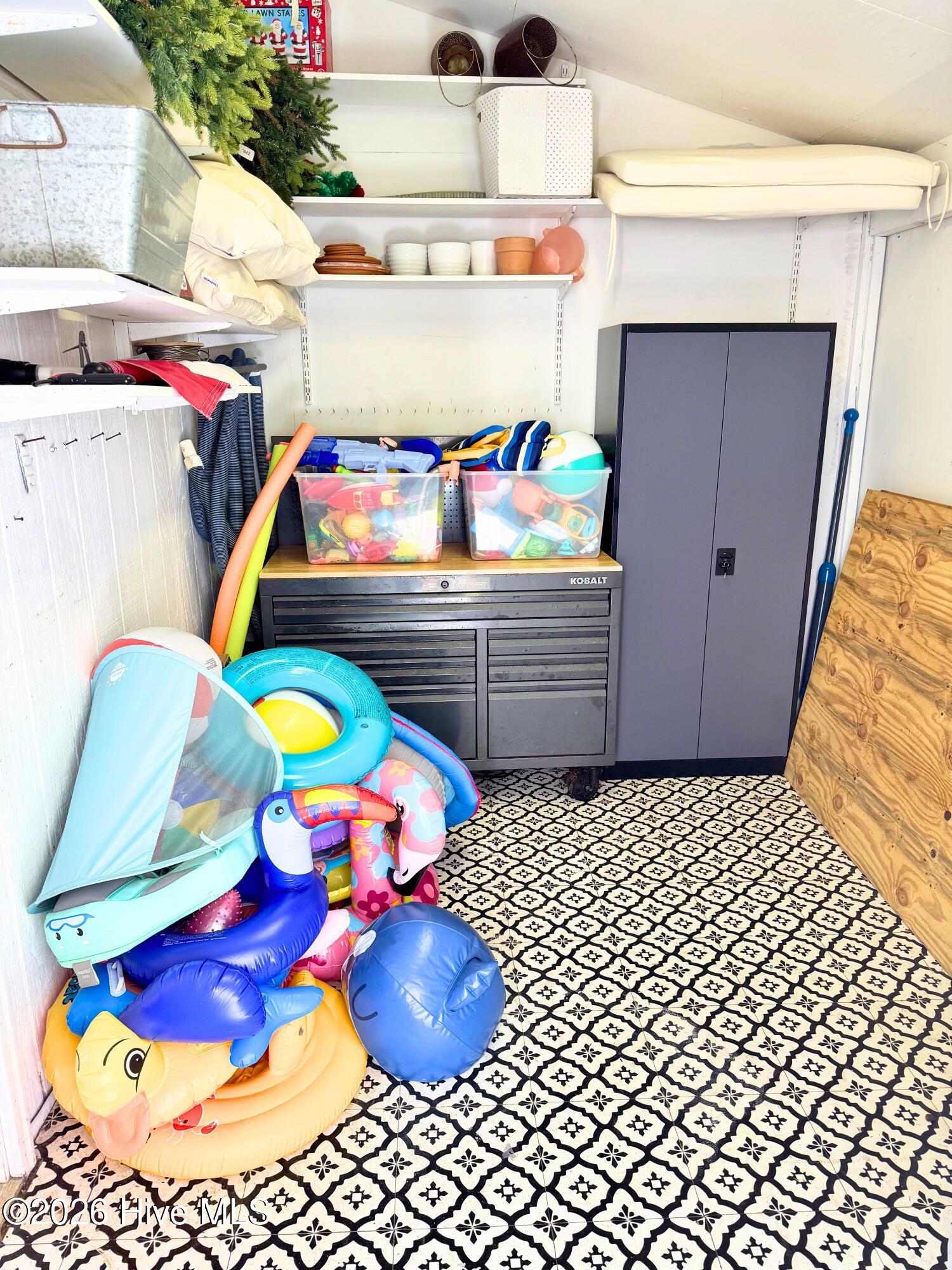 100560357 | Photo 75