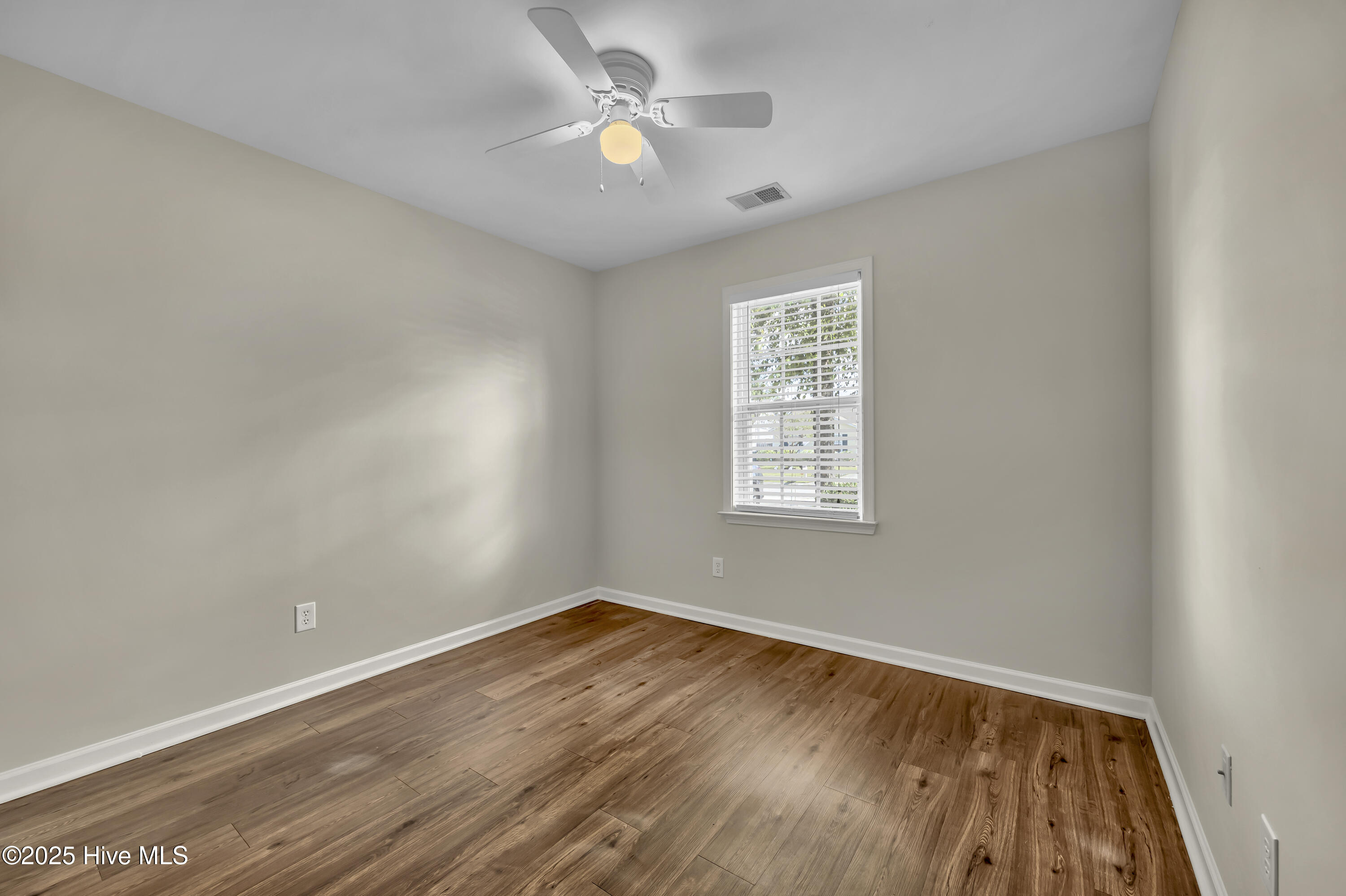 100535100 | Photo 14