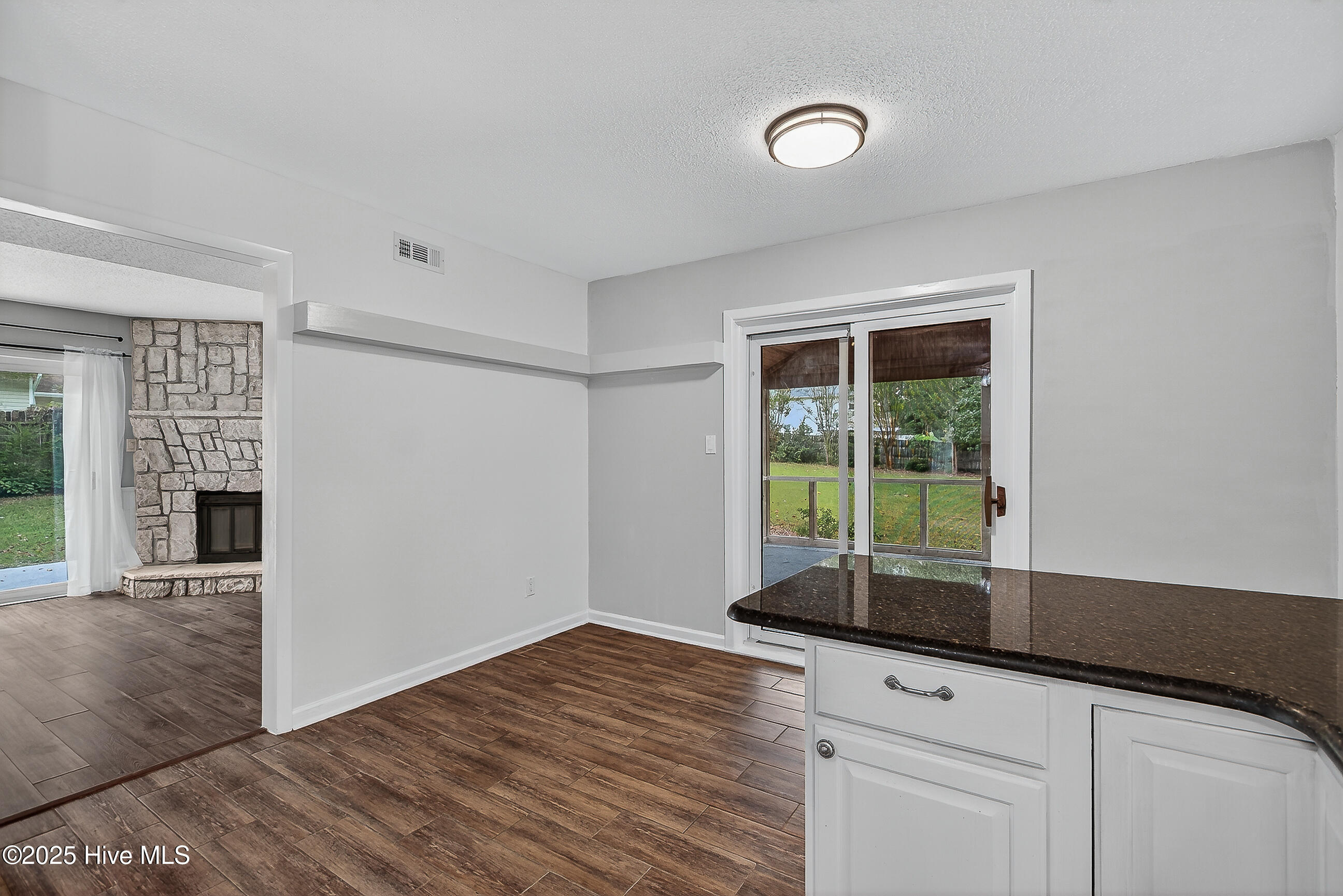 100531663 | Photo 14