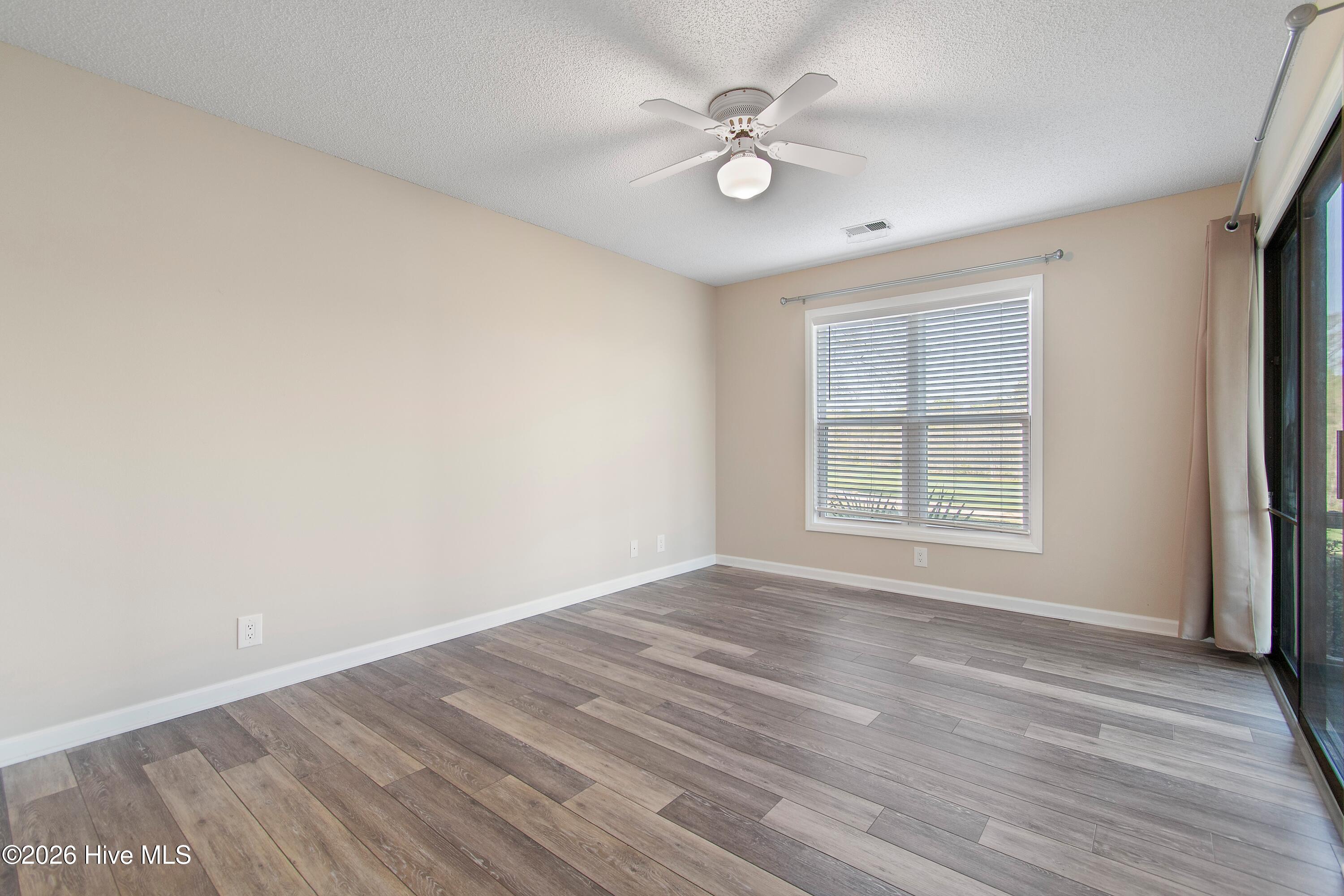 100562302 | Photo 15