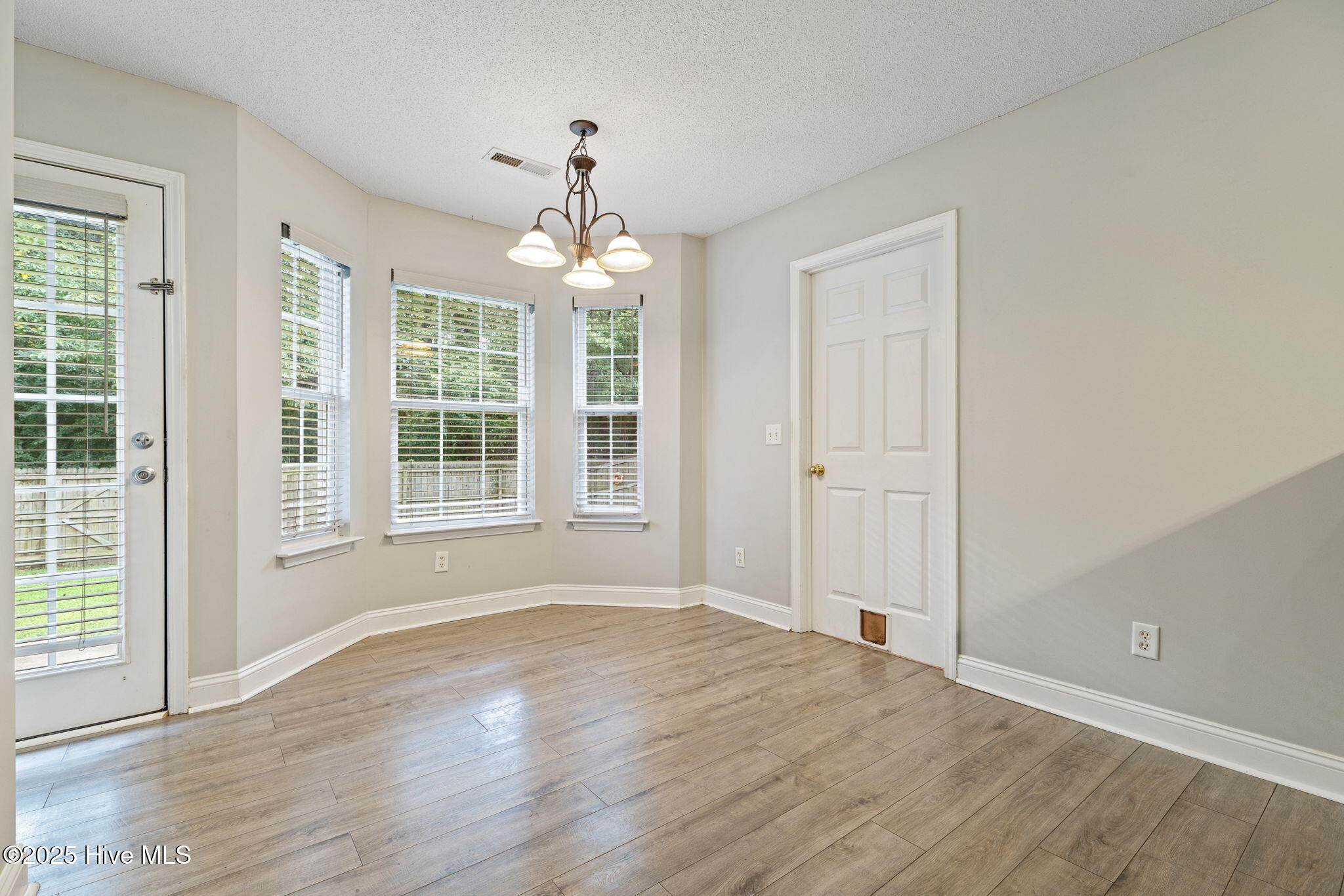 100531614 | Photo 15