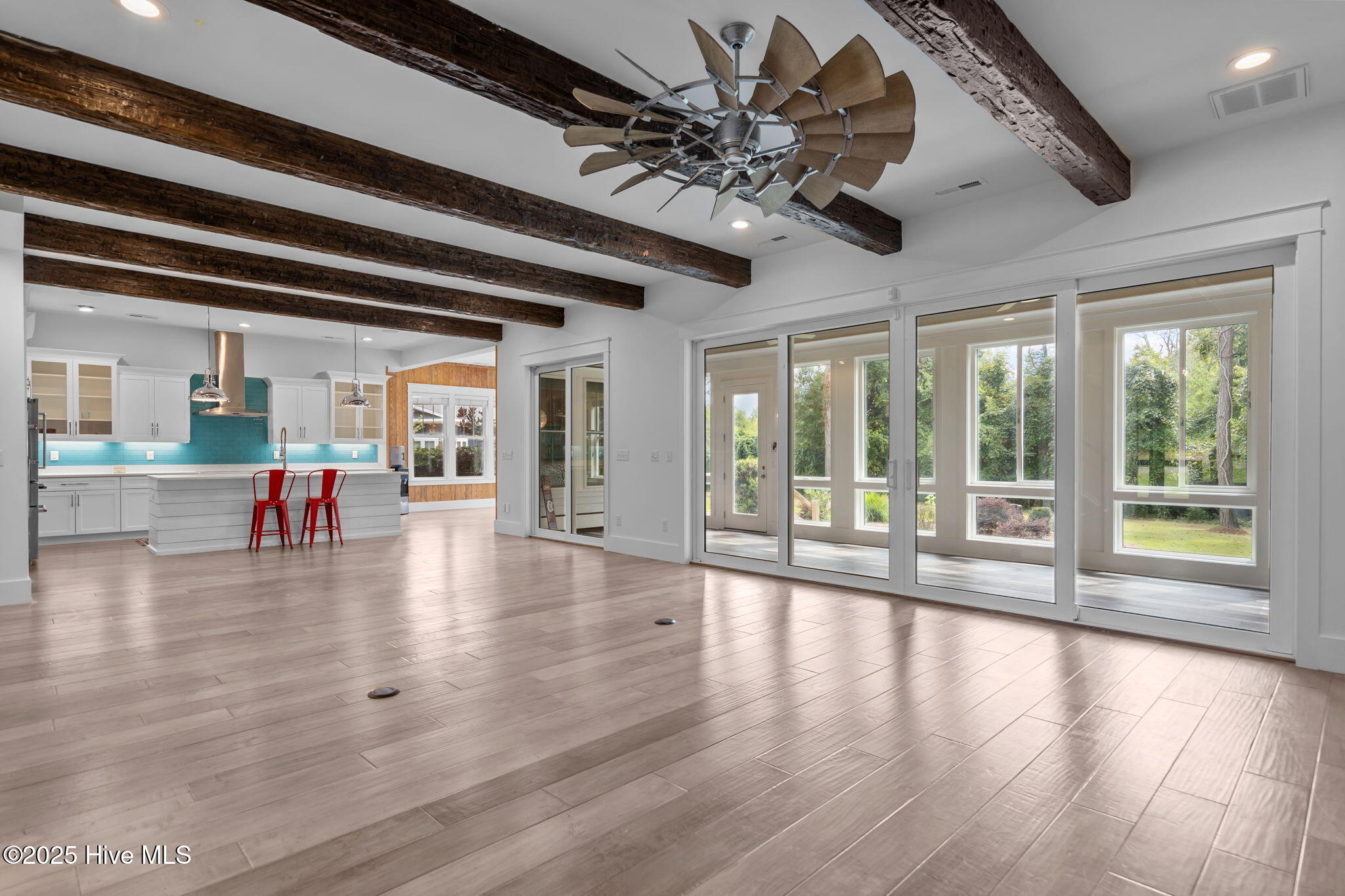 100532333 | Photo 28