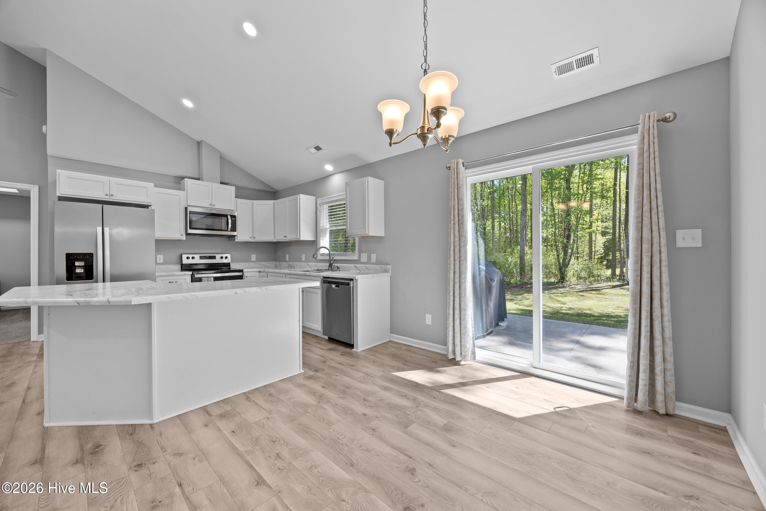 100566907 | Photo 22