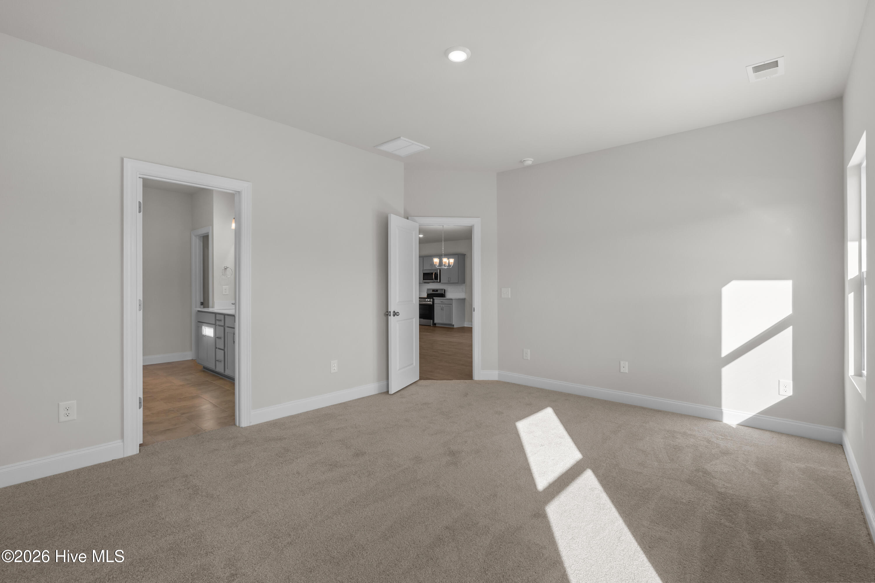 100560176 | Photo 13