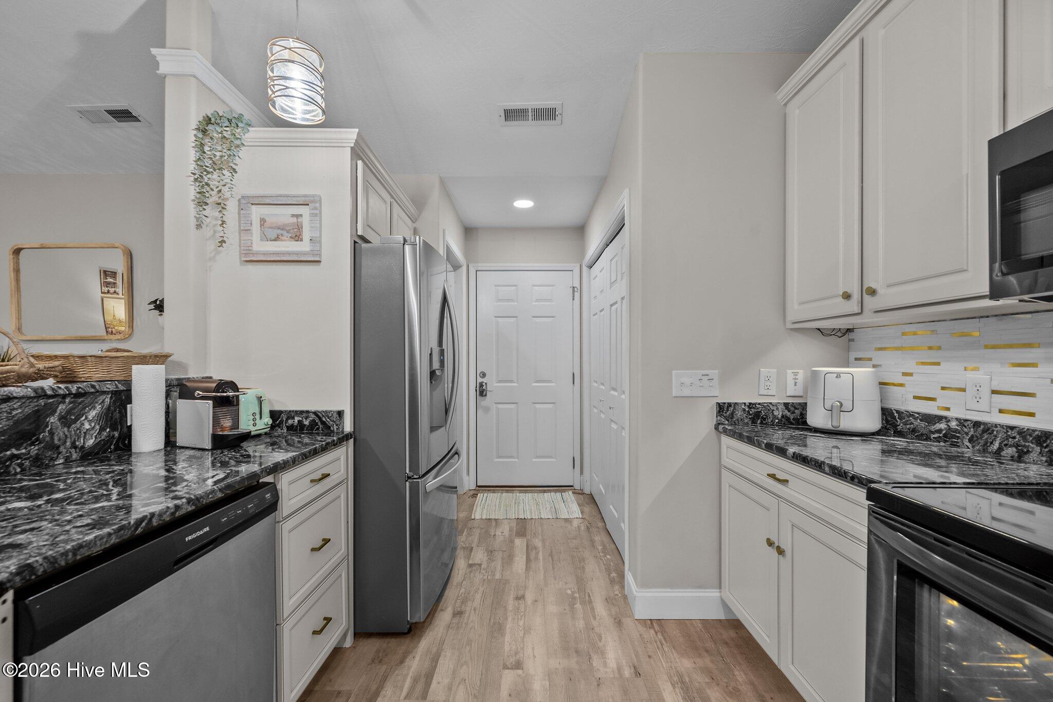 100566120 | Photo 17