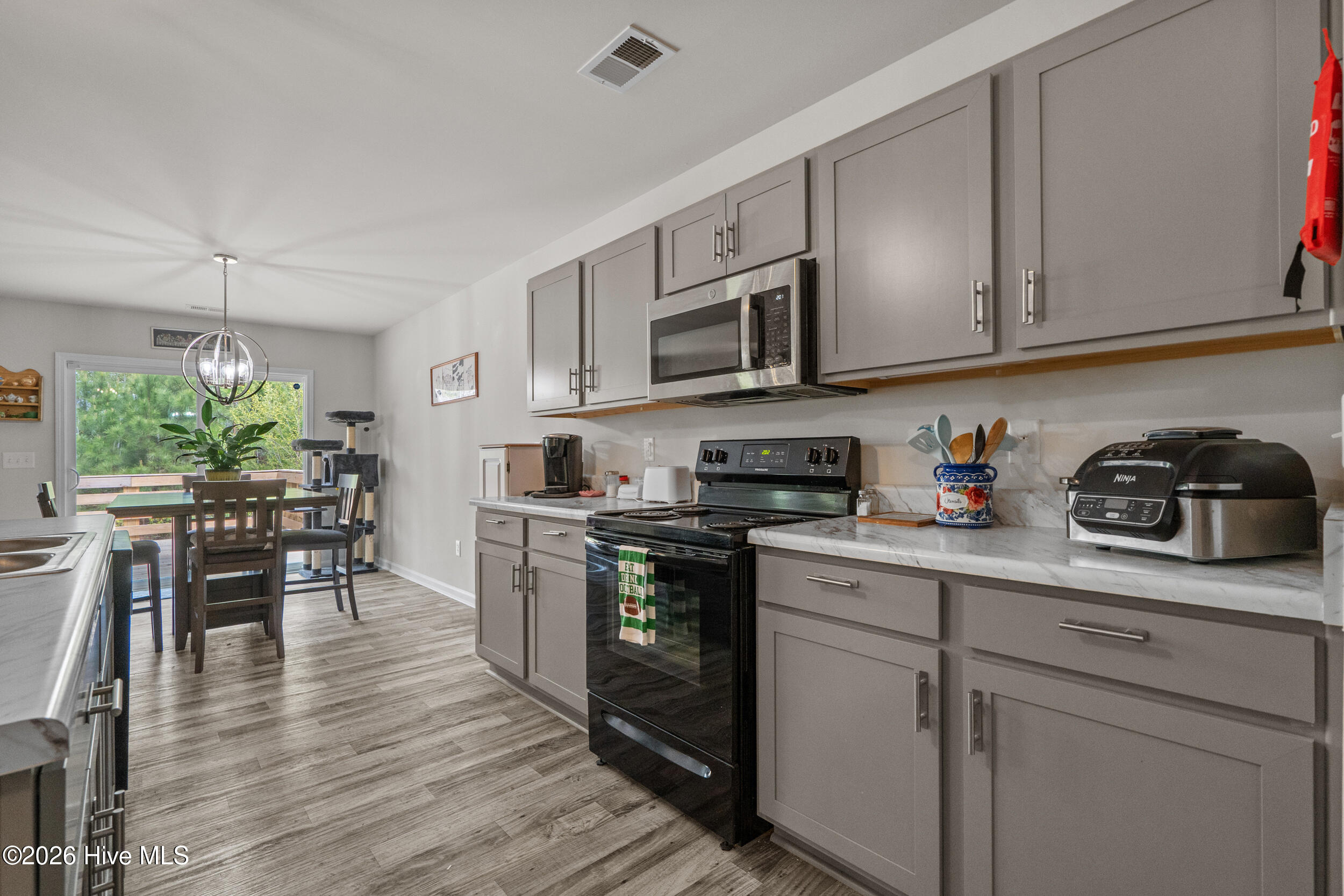 100563374 | Photo 15