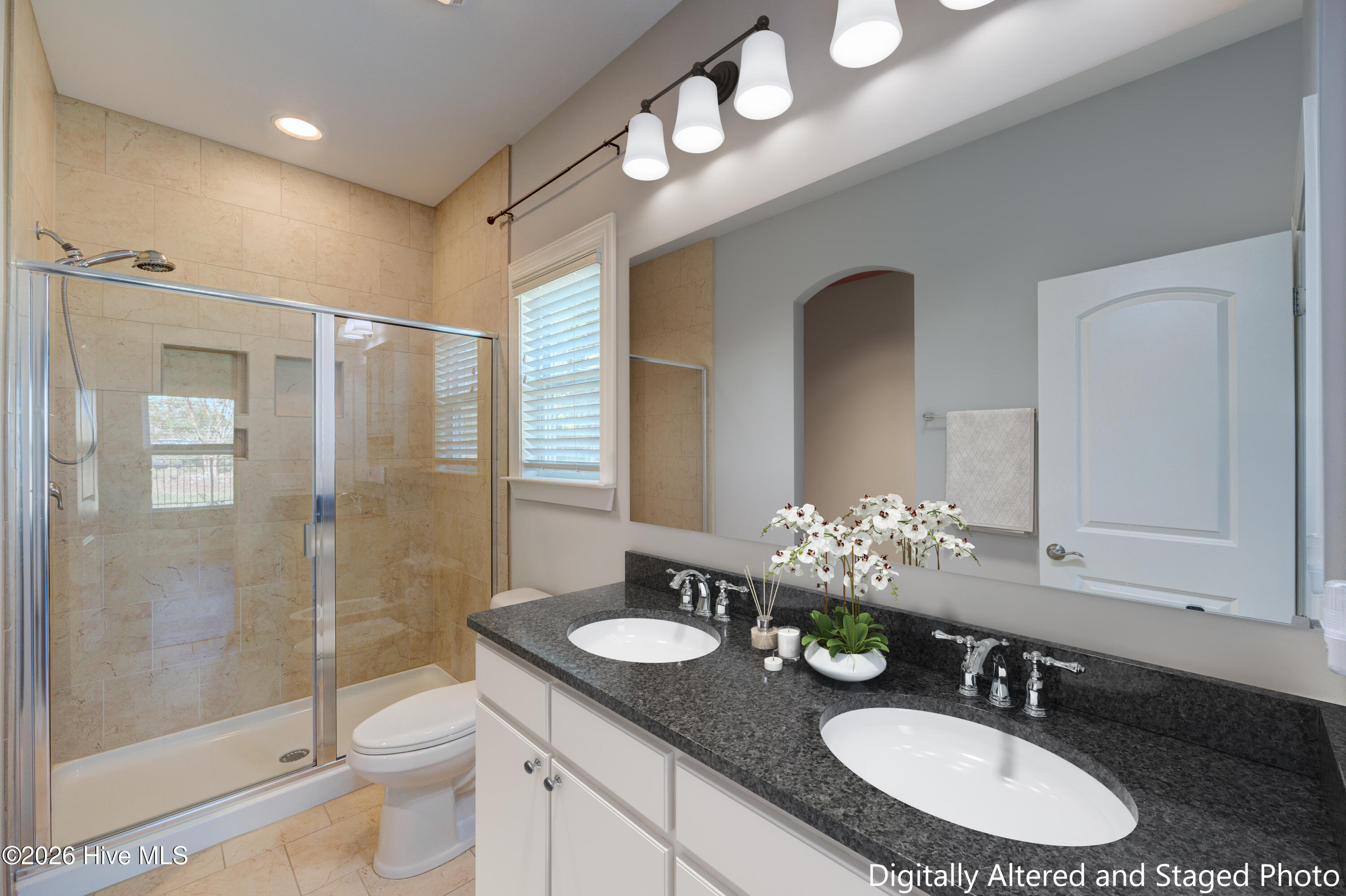 100533890 | Photo 24