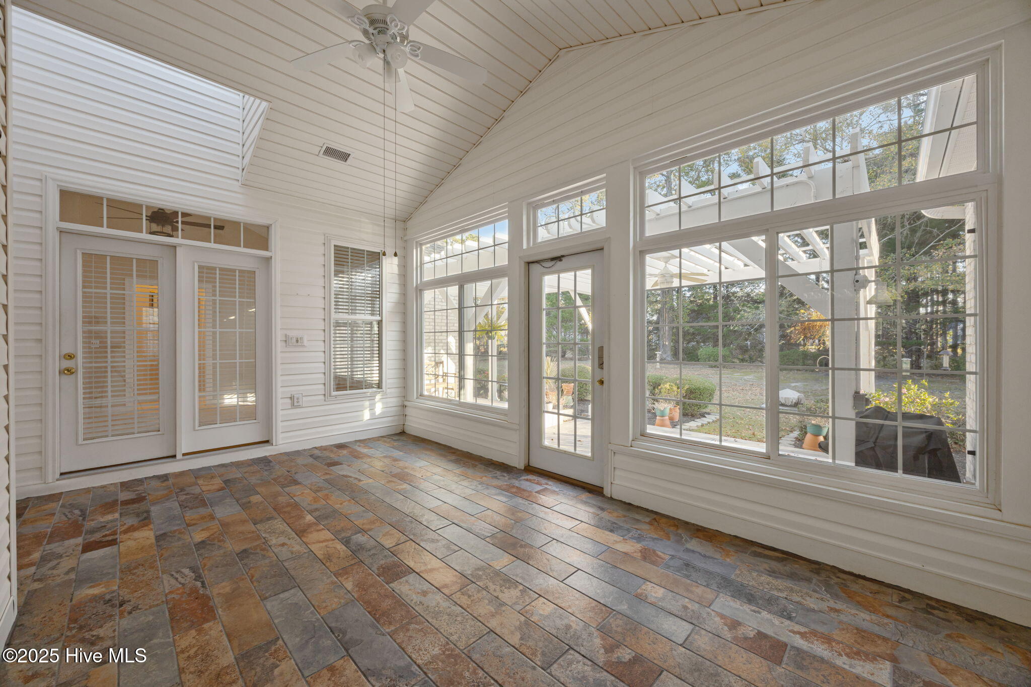 100543036 | Photo 34