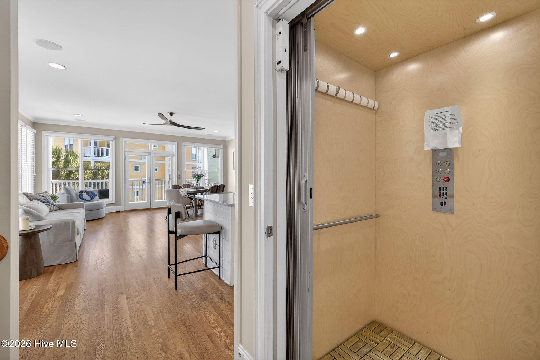 100562225 | Photo 17