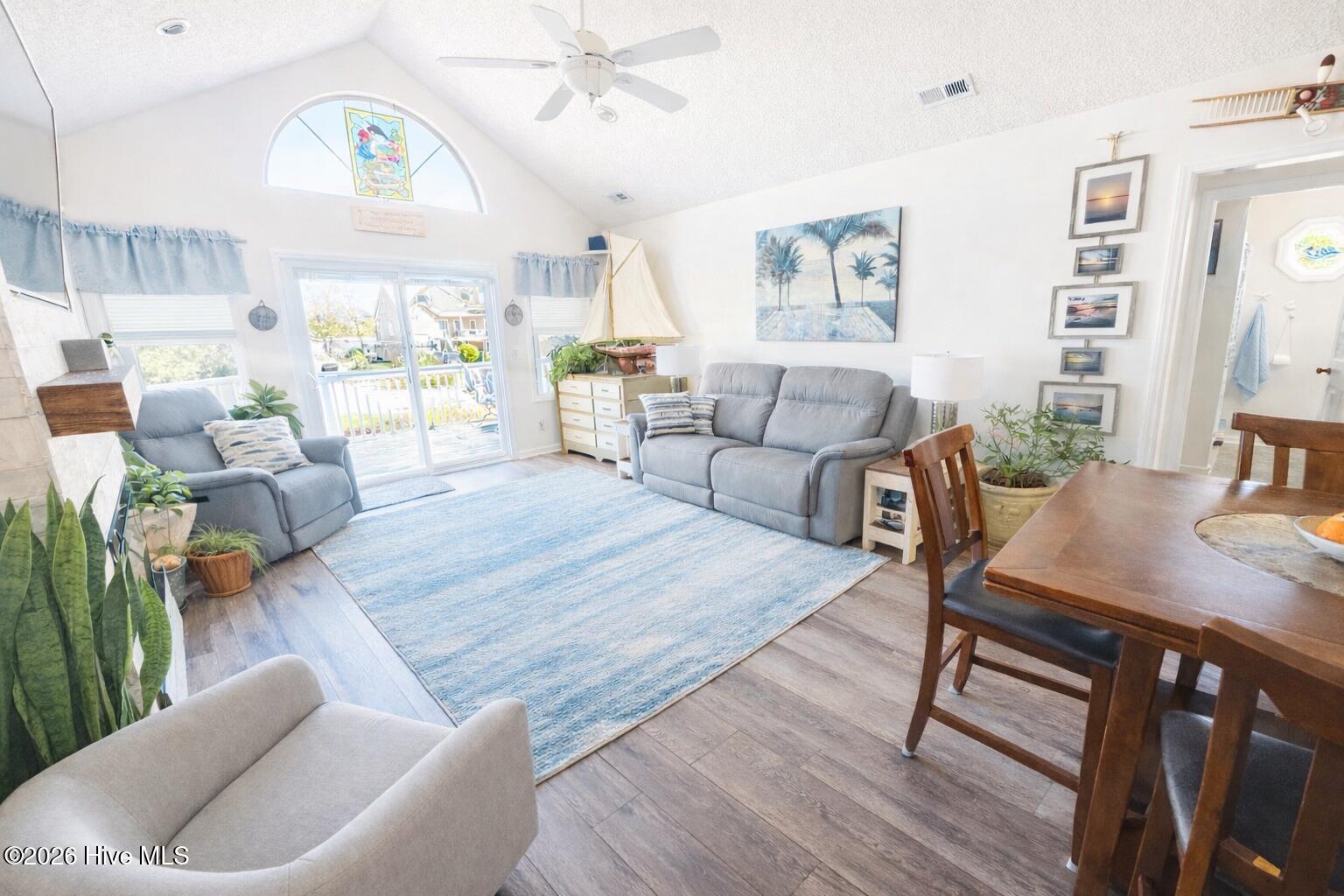 100560834 | Photo 11