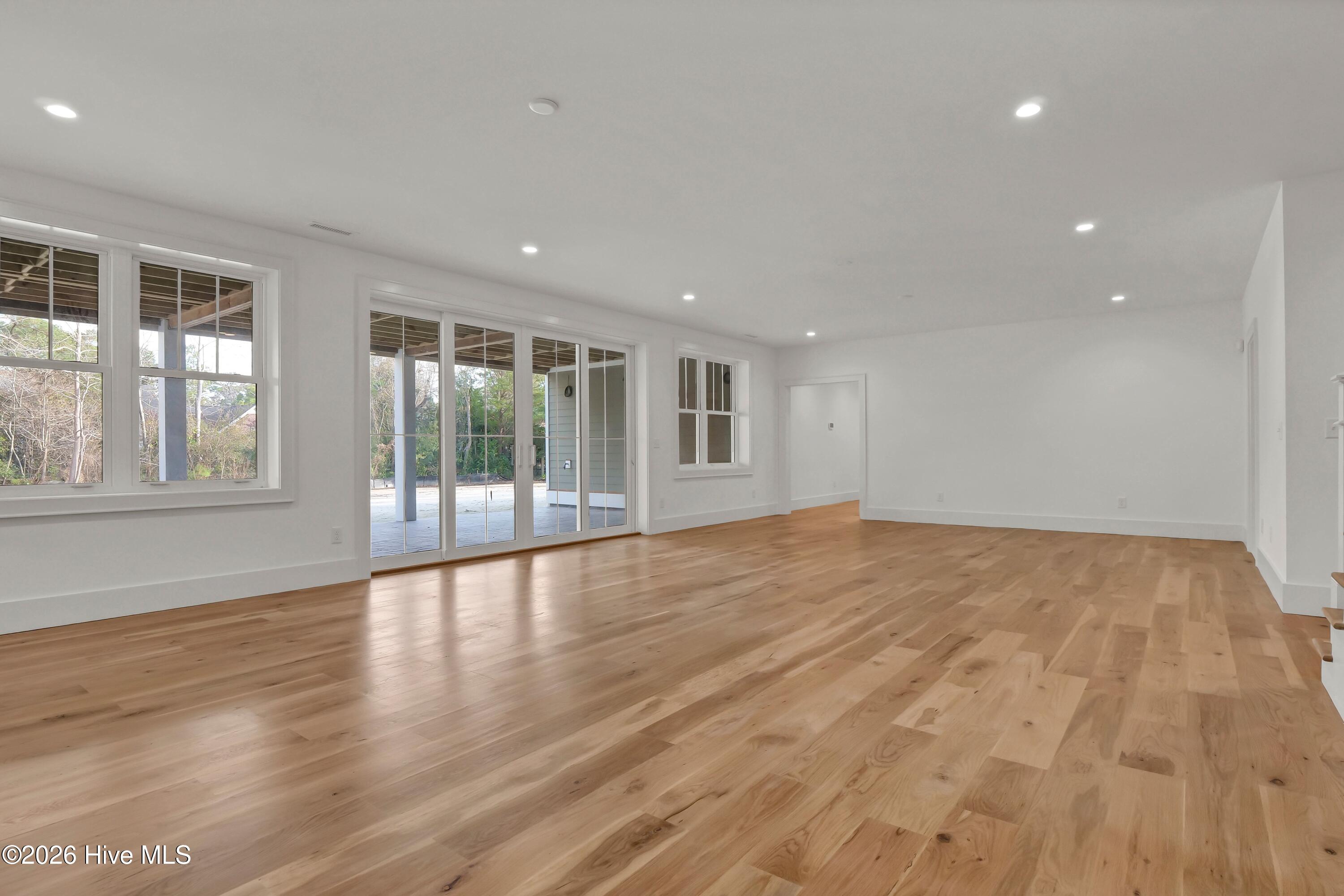 100553648 | Photo 48