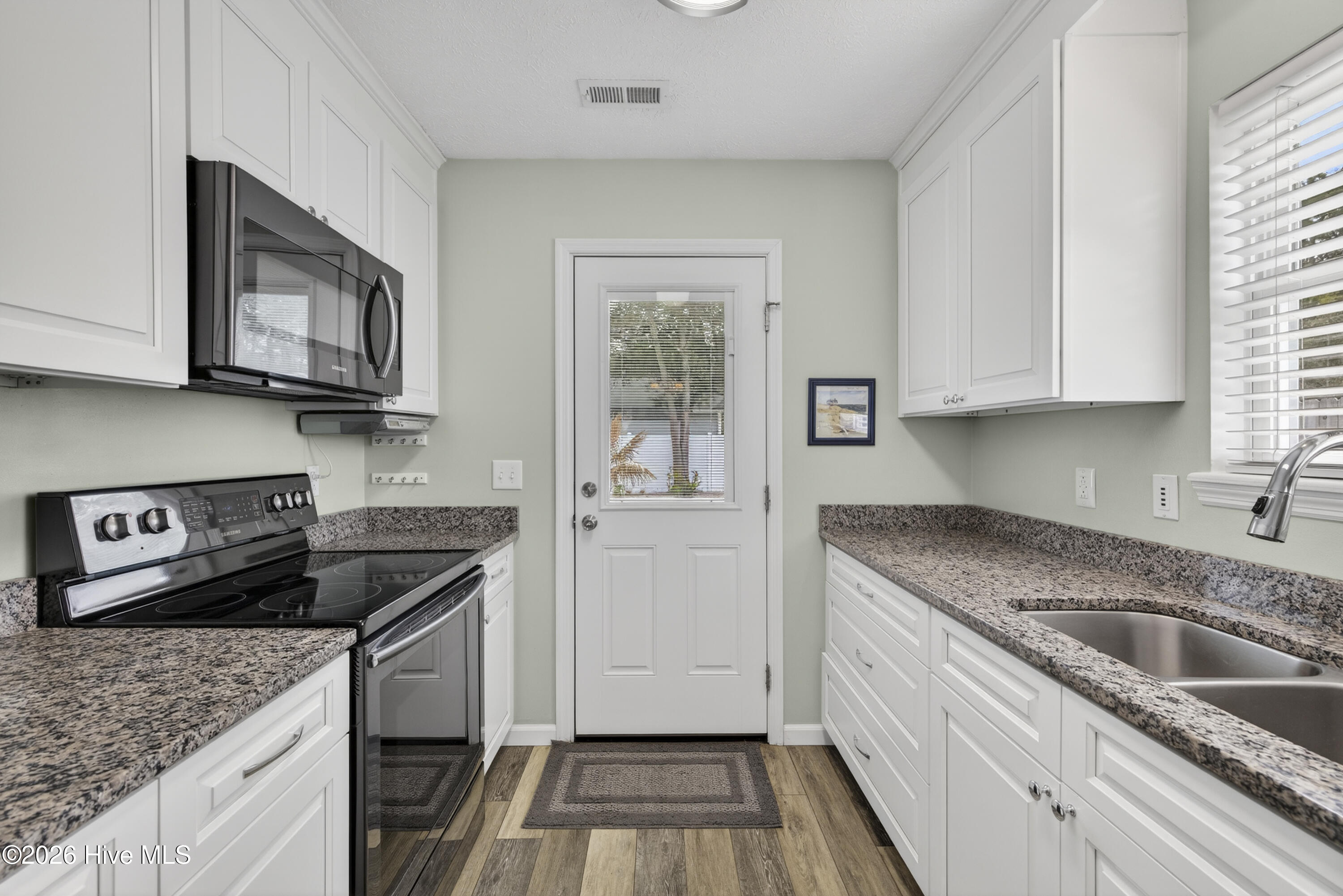 100557821 | Photo 12