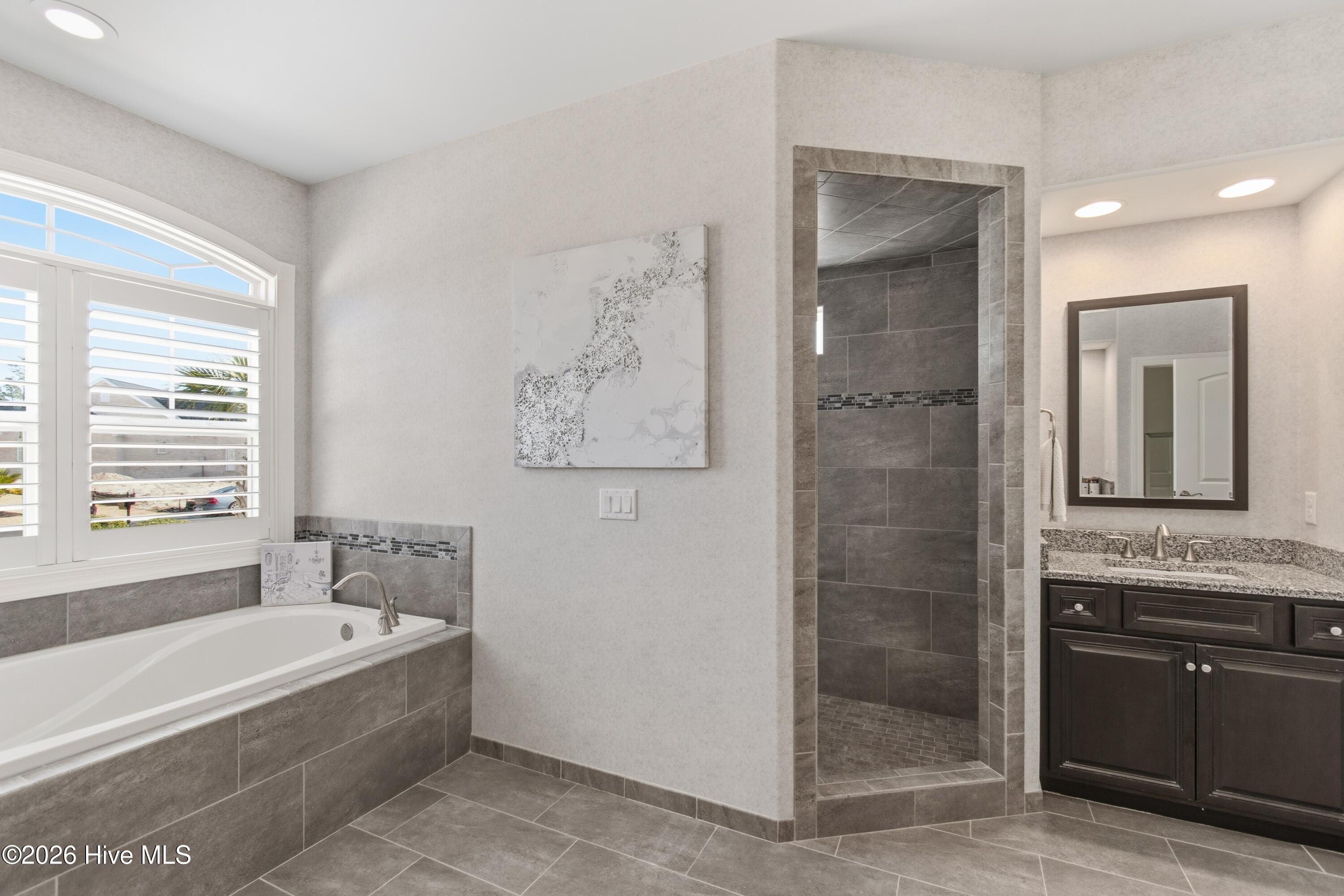 100548705 | Photo 41