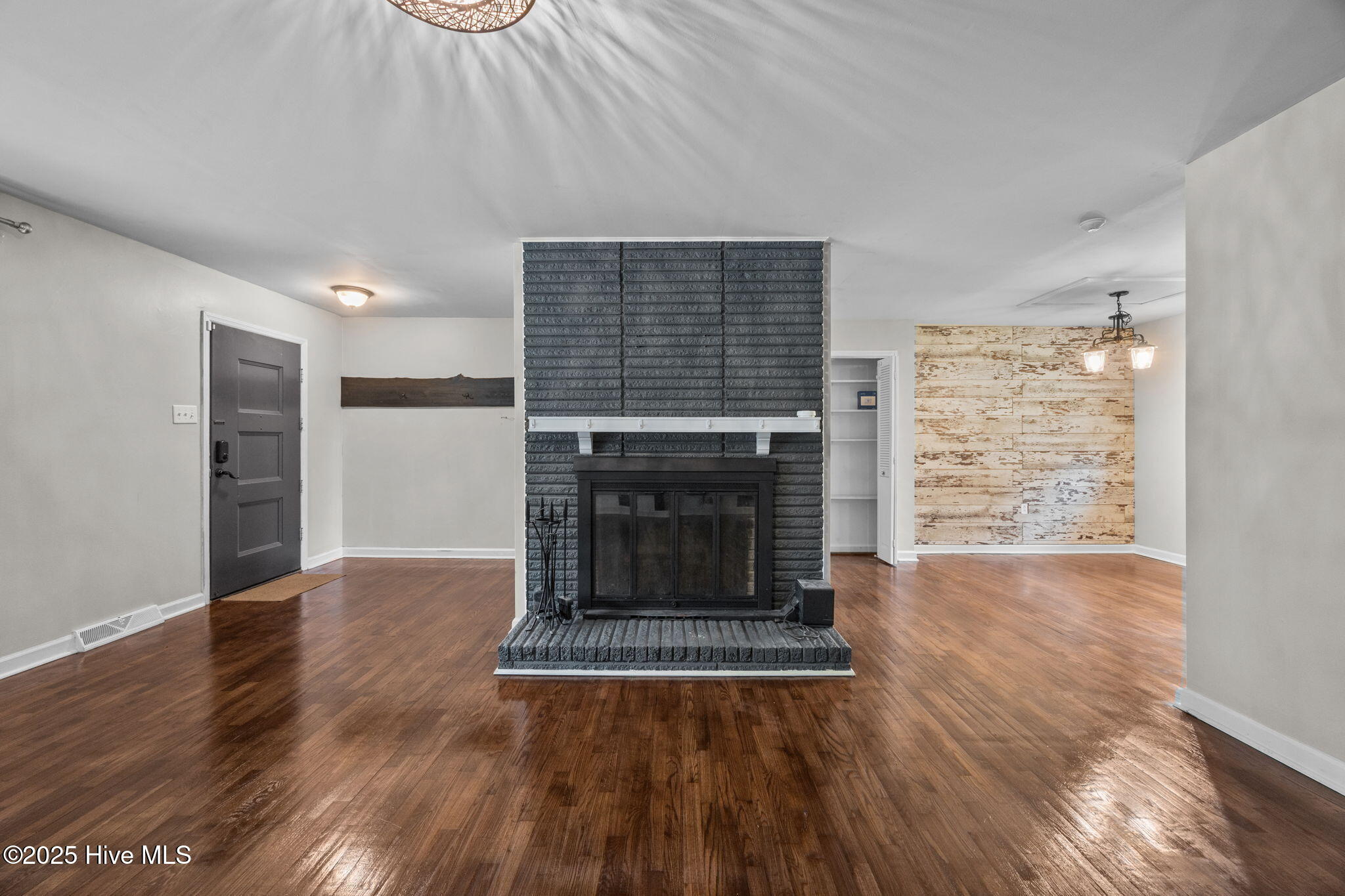 100530315 | Photo 11