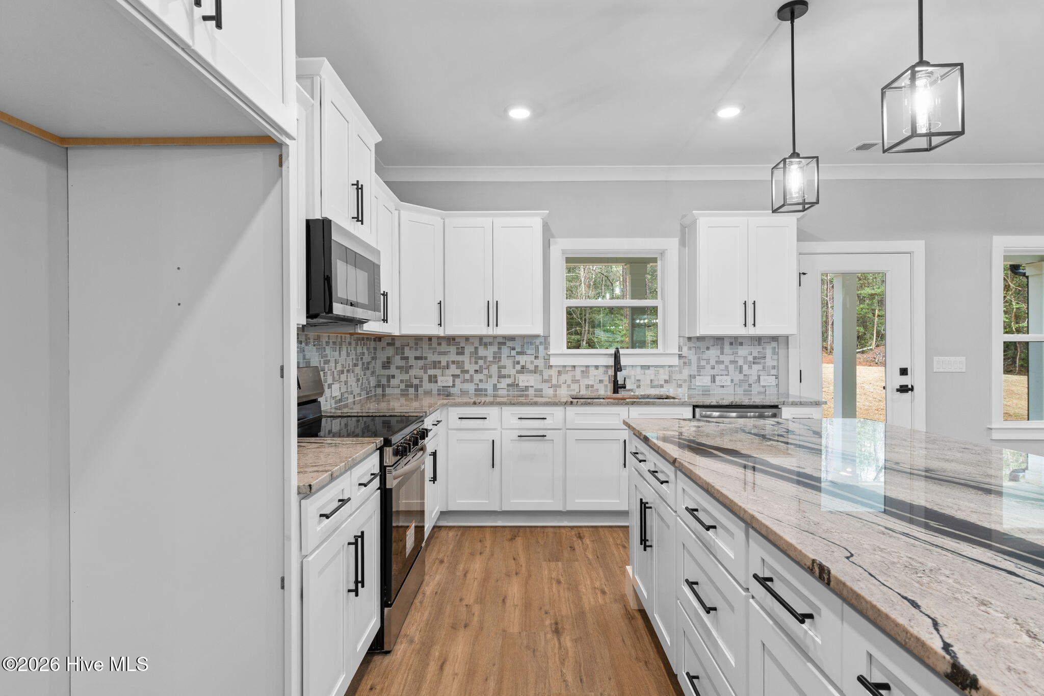 100557701 | Photo 11