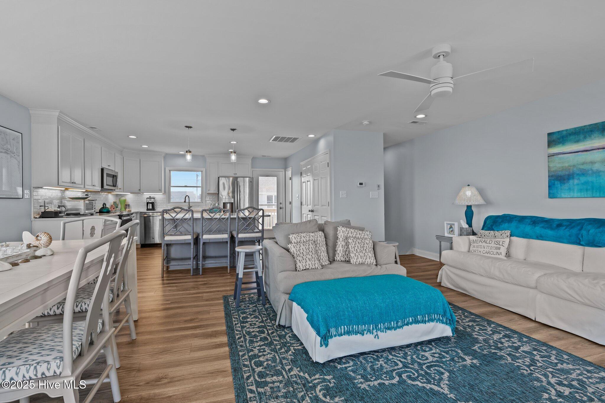 100506049 | Photo 27