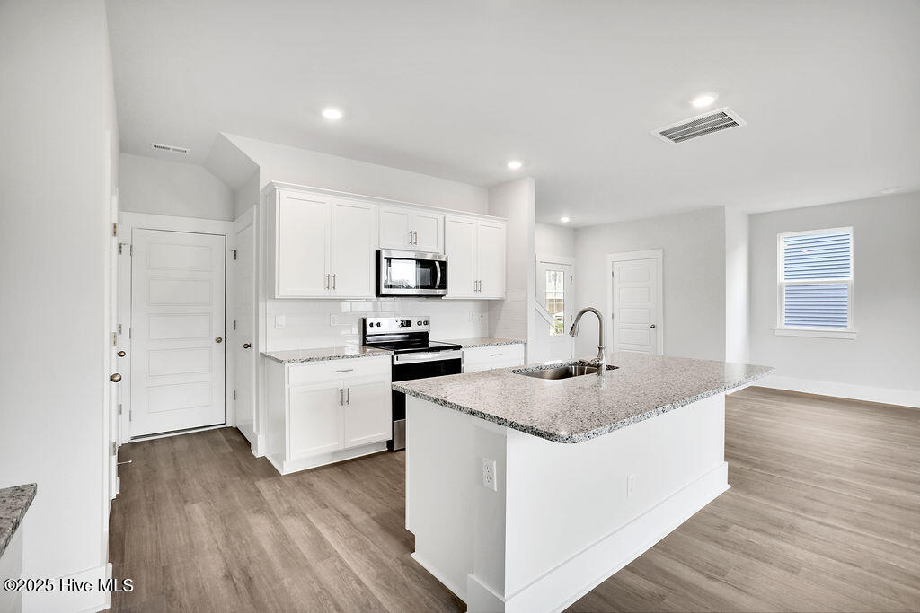 100562497 | Photo 15