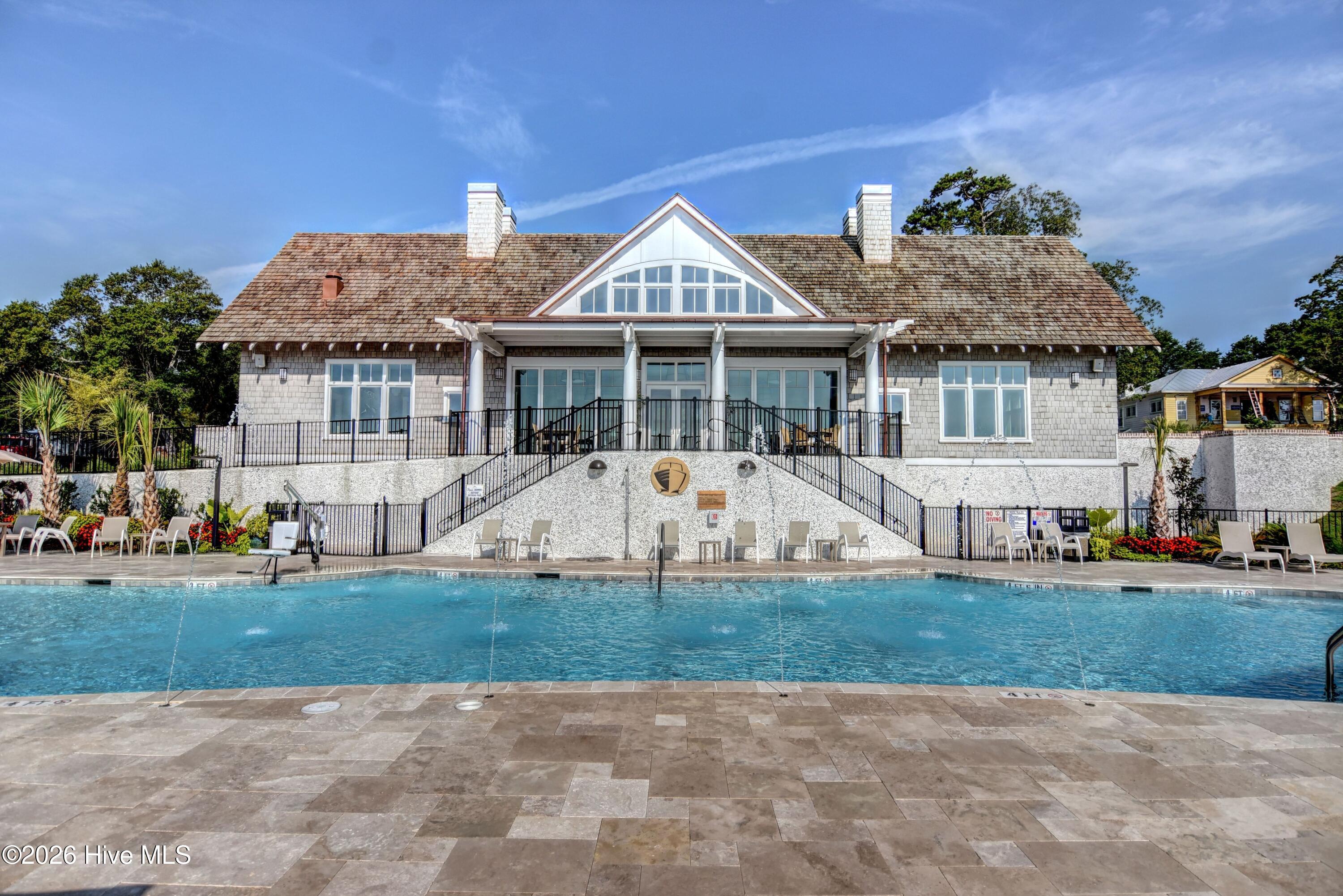 100560169 | Photo 38