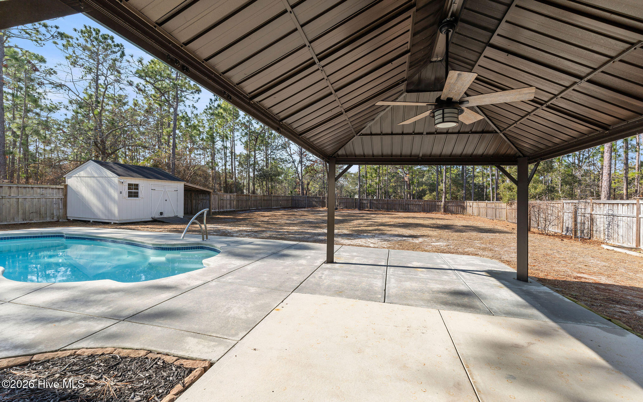 100548283 | Photo 32