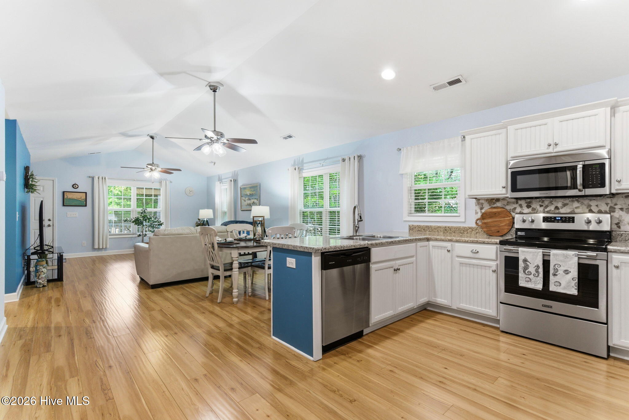 100570095 | Photo 16