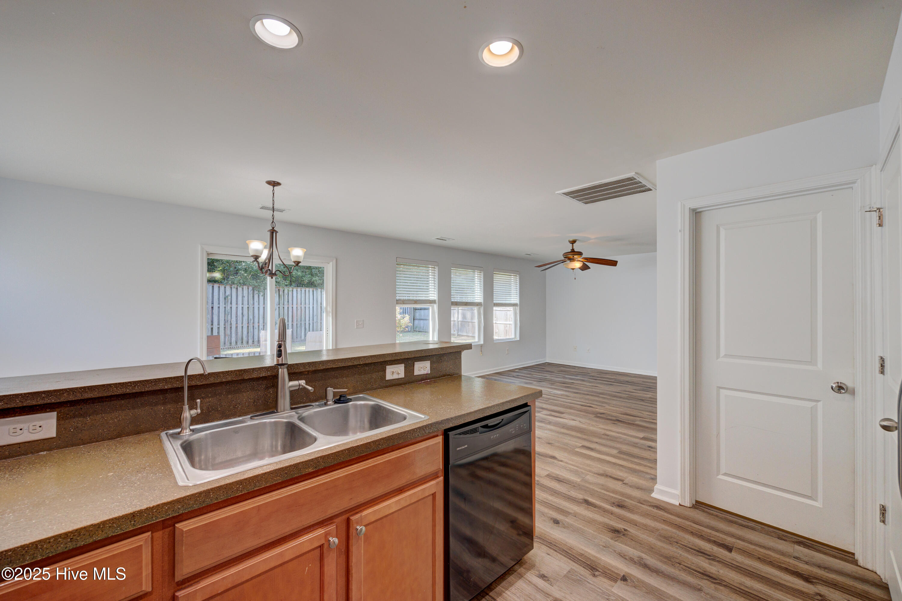 100530947 | Photo 14