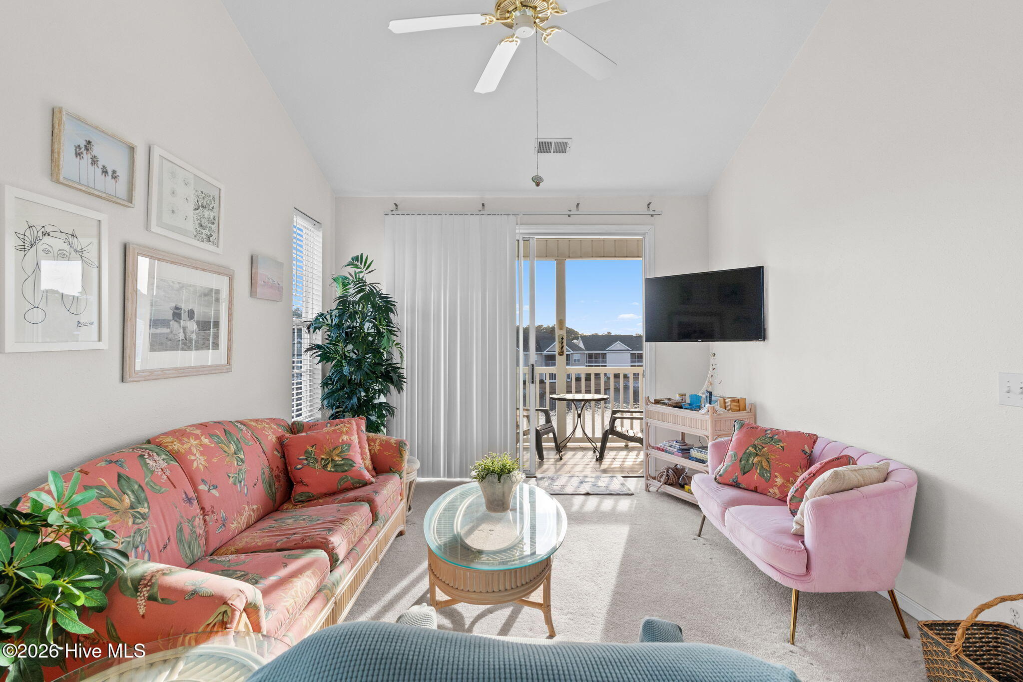 100553900 | Photo 11