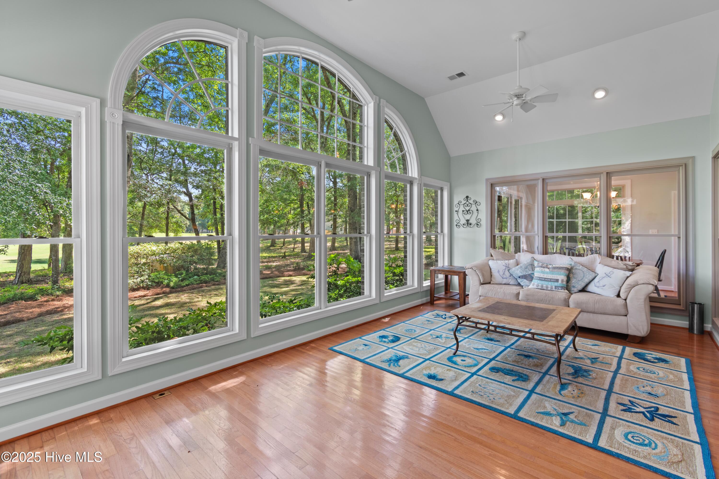 100509392 | Photo 14