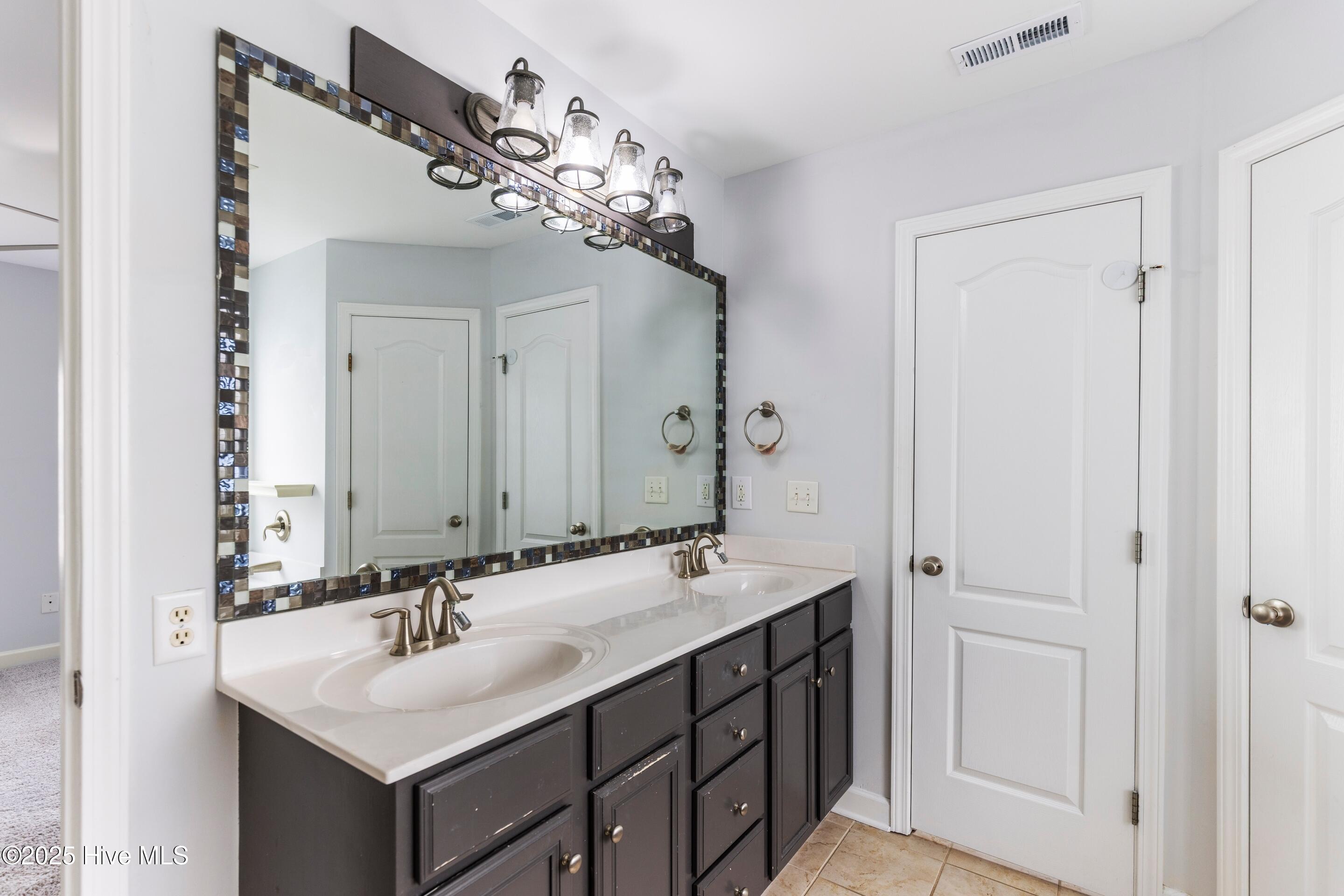 100527201 | Photo 26