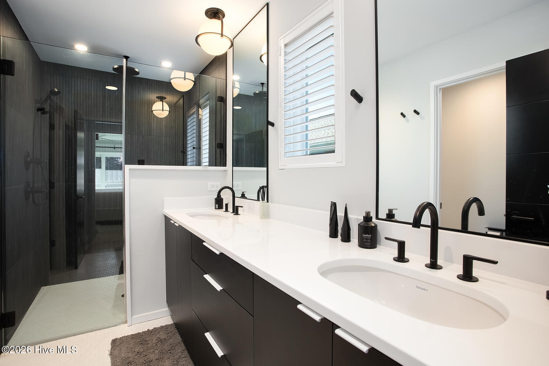 100560077 | Photo 24