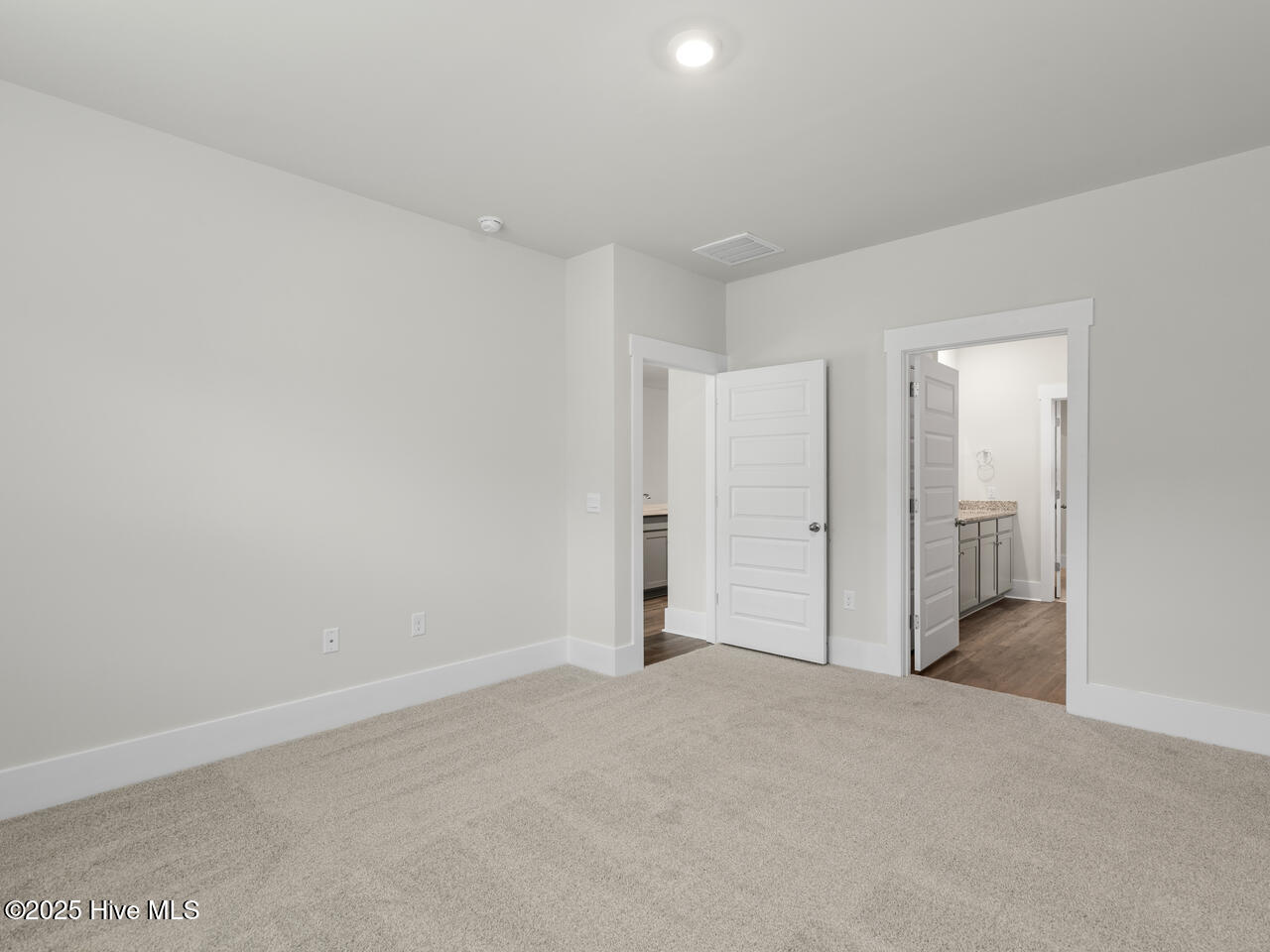 100569228 | Photo 19