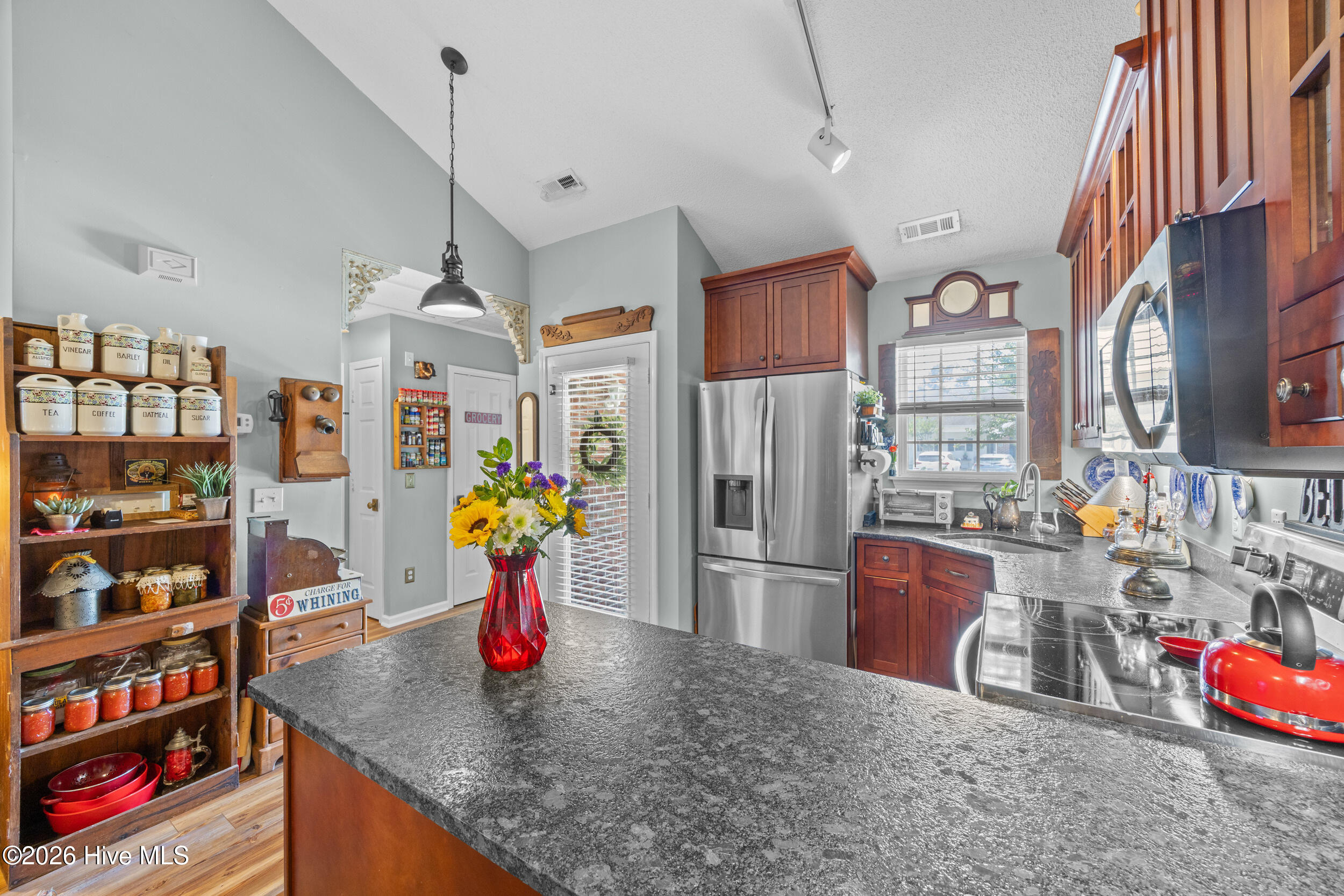 100569630 | Photo 10