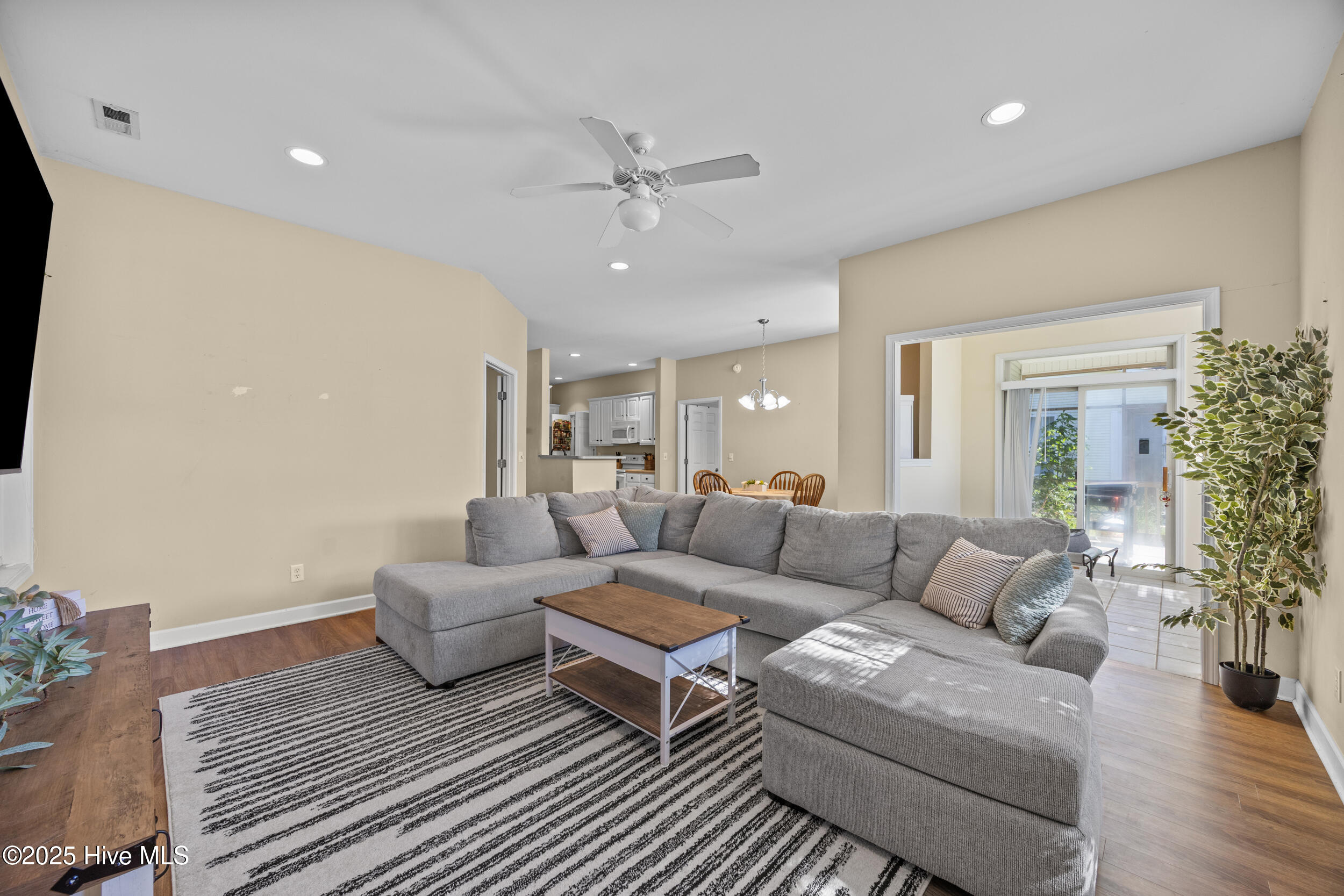 100535393 | Photo 26