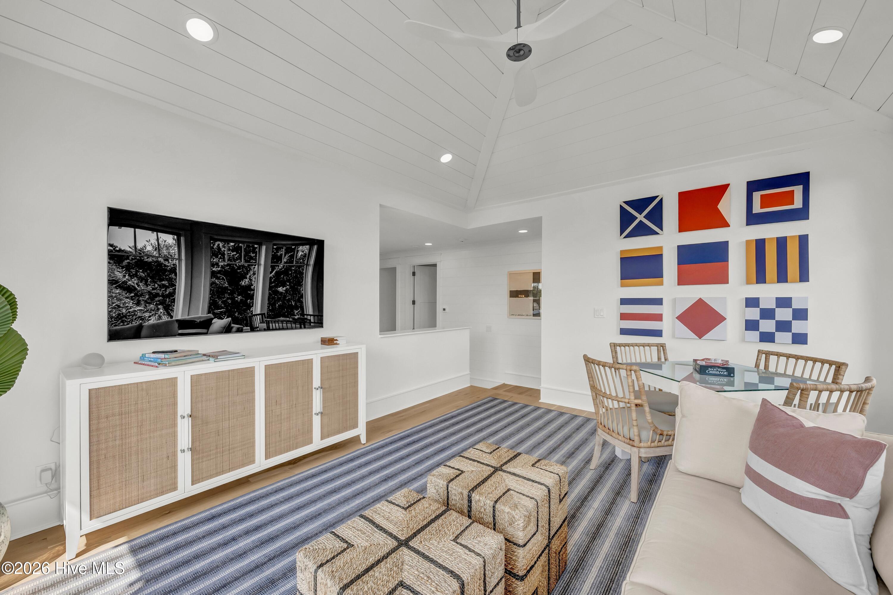 100567930 | Photo 34