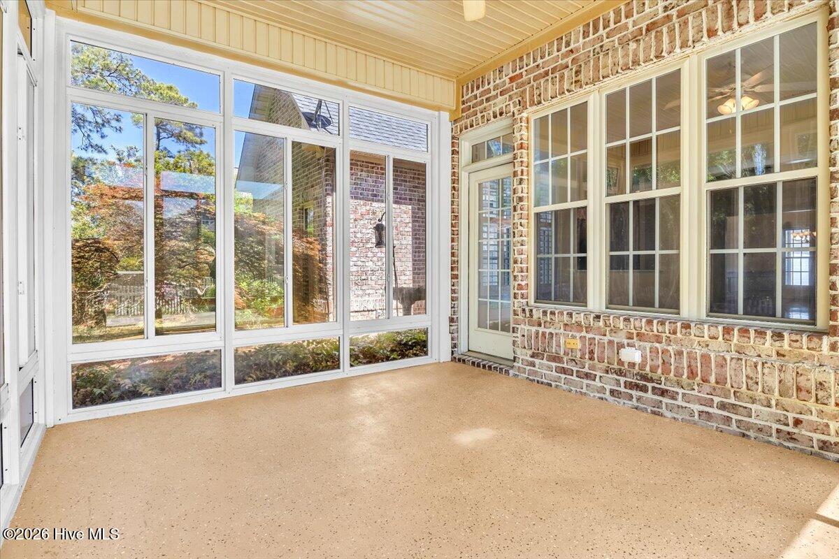 100569829 | Photo 53