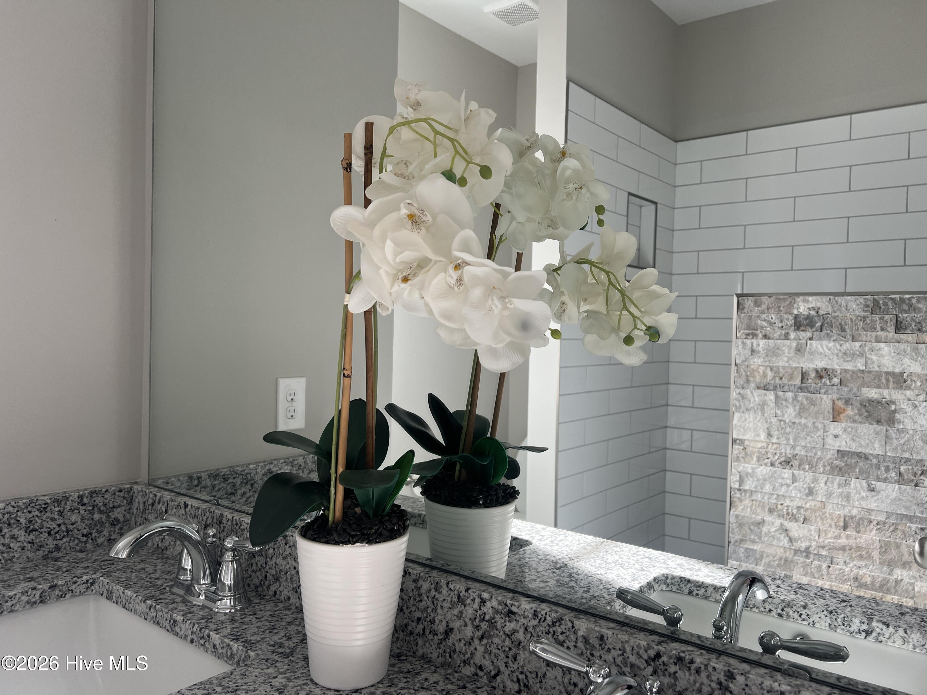 100563789 | Photo 13