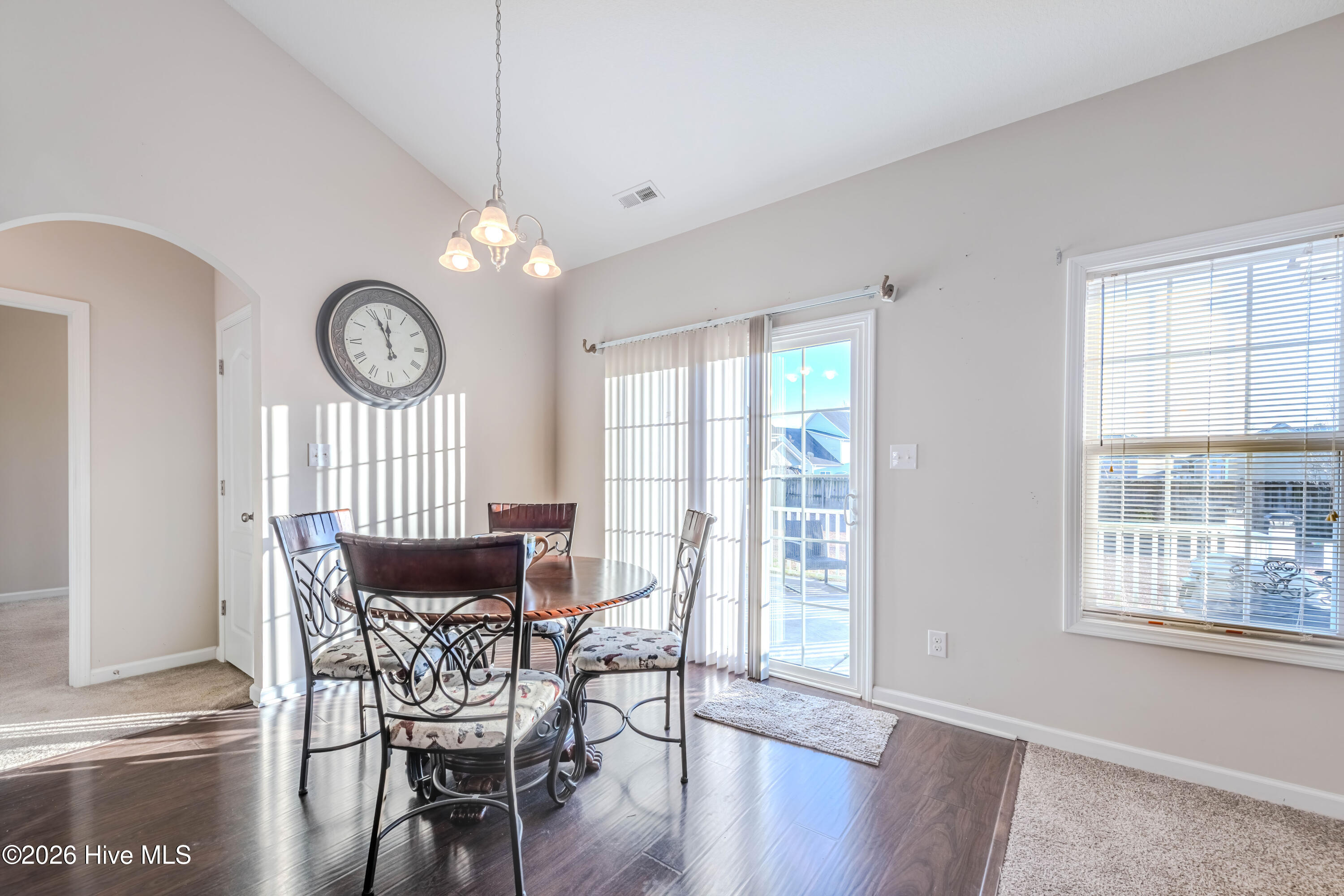 100549847 | Photo 11