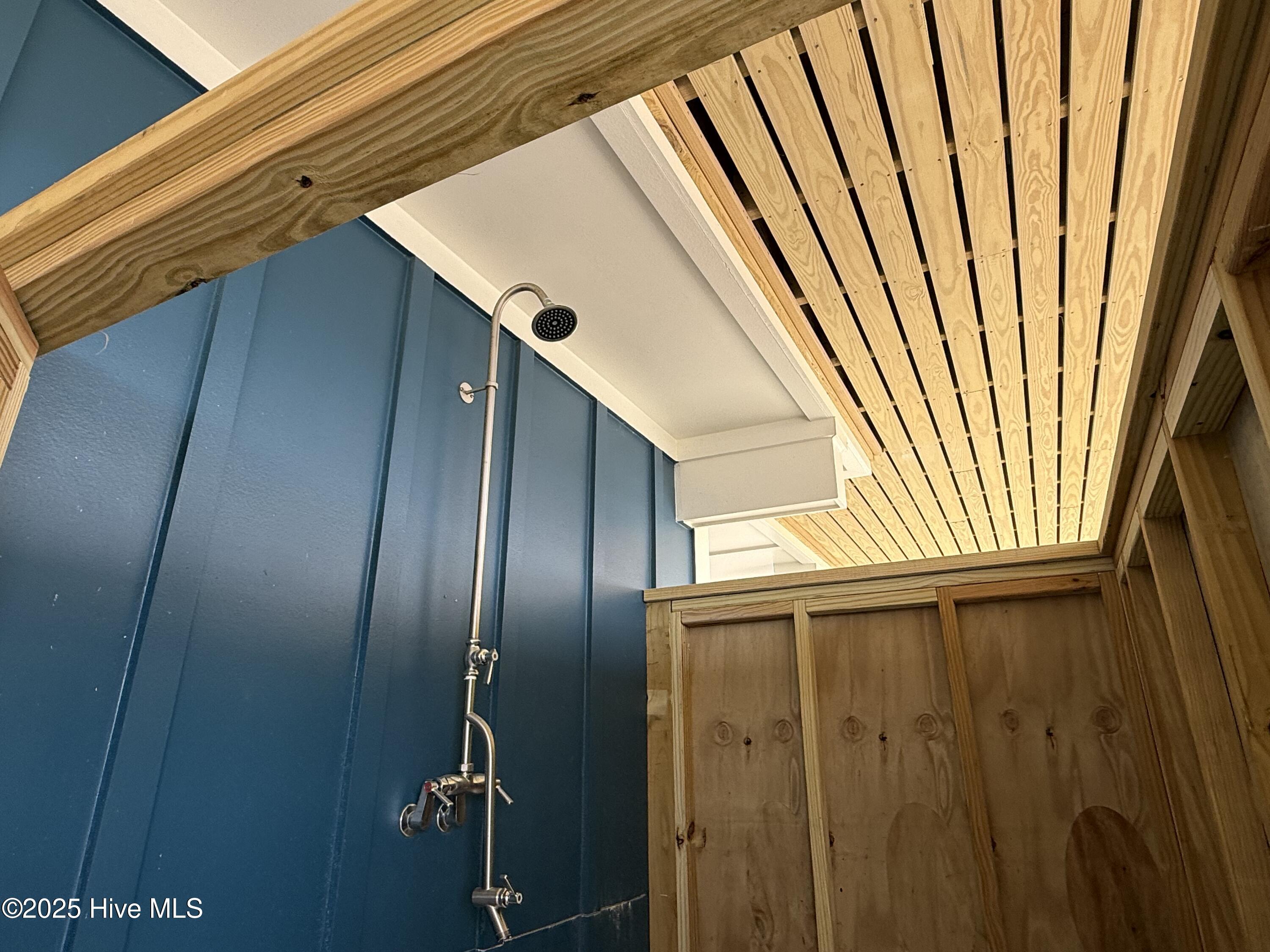 100498103 | Photo 65