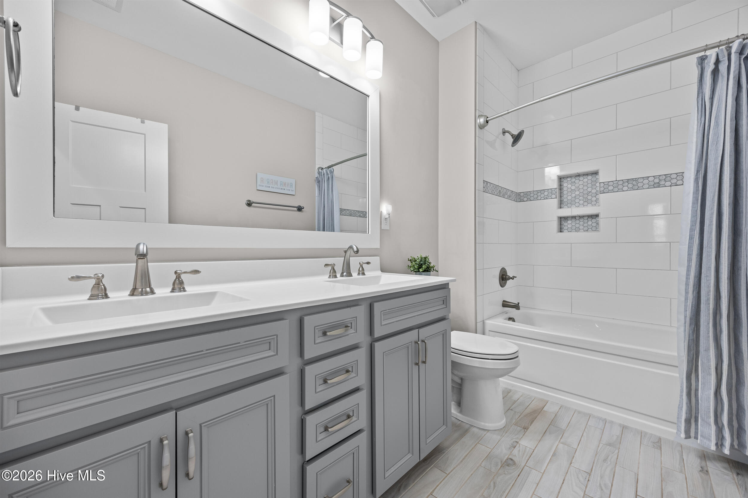 100551925 | Photo 23