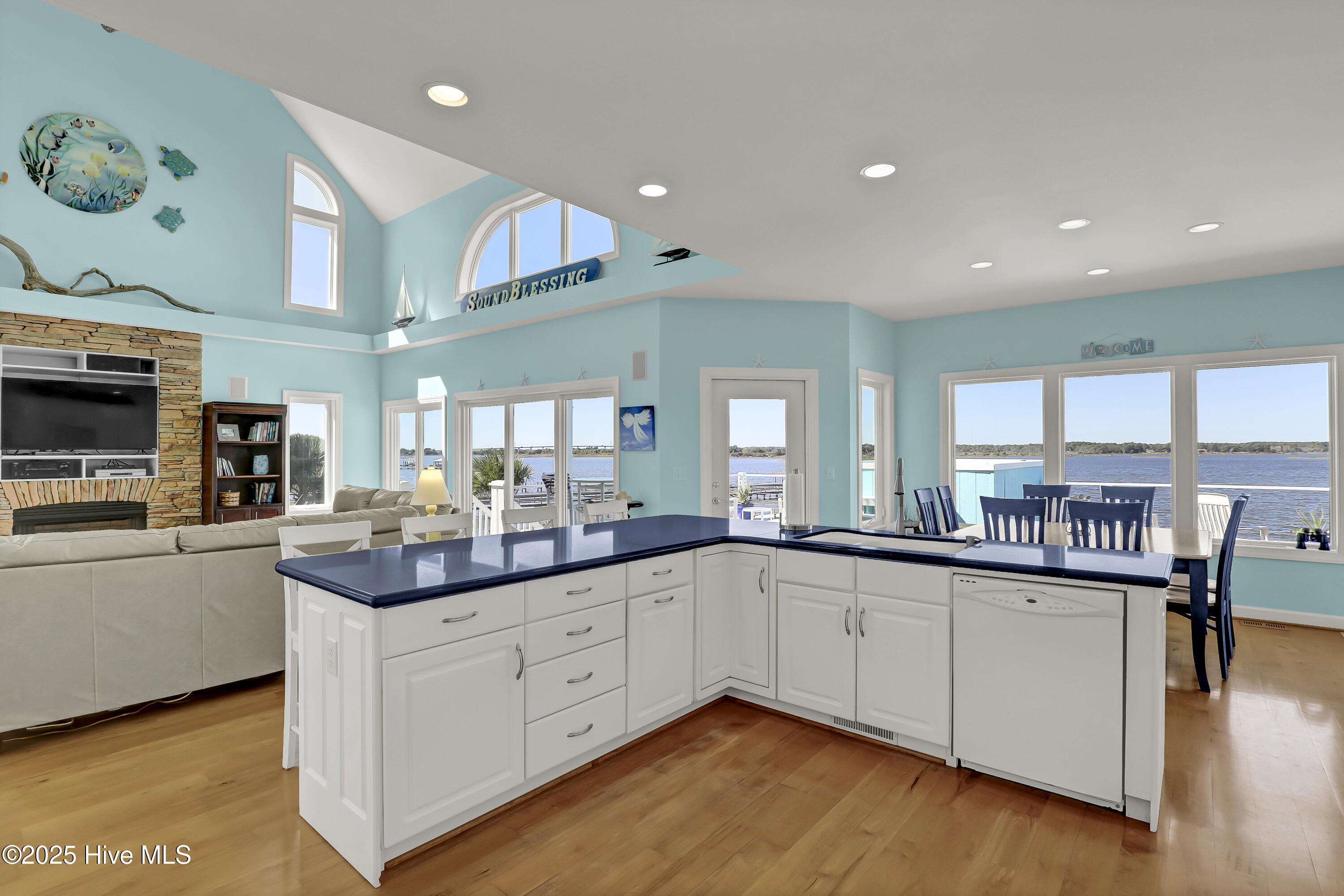 100537166 | Photo 24