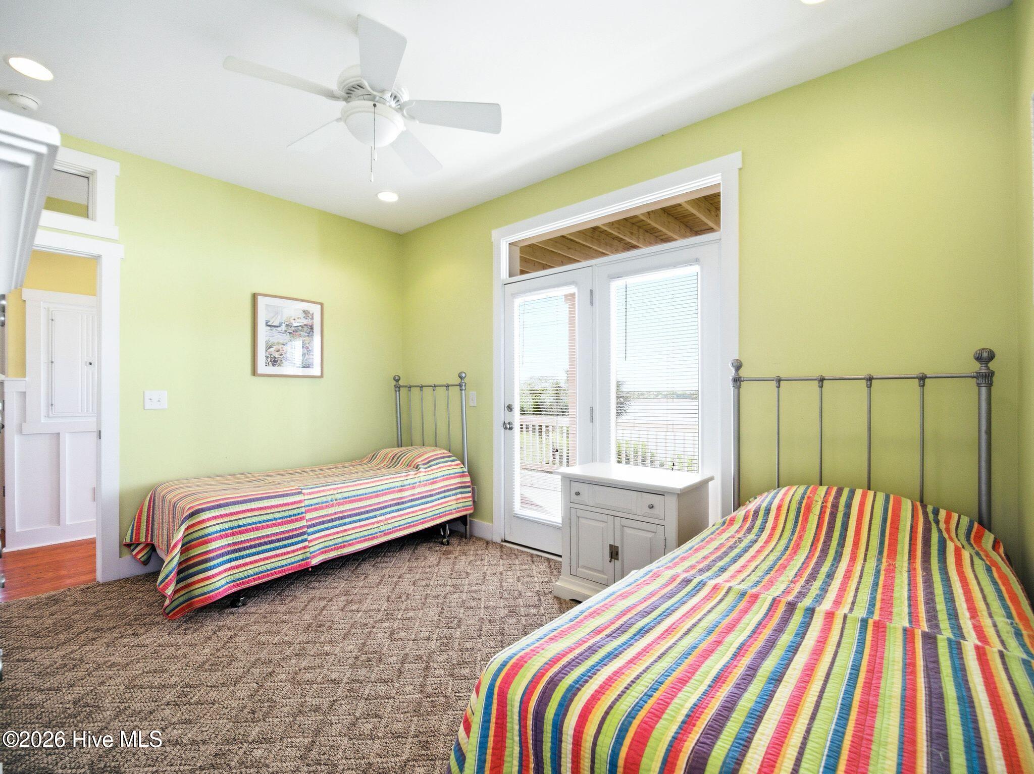 100569349 | Photo 44