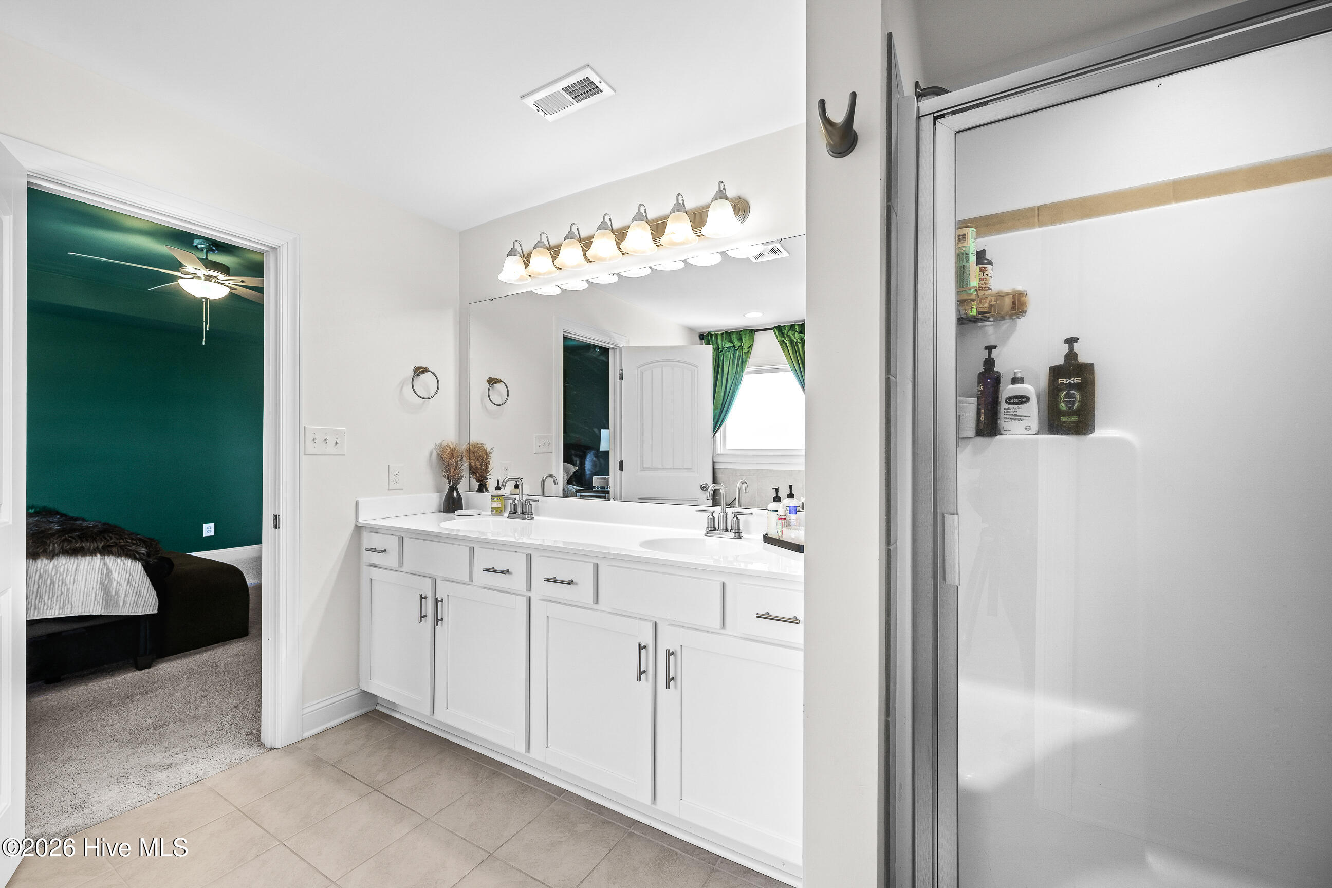 100567296 | Photo 24