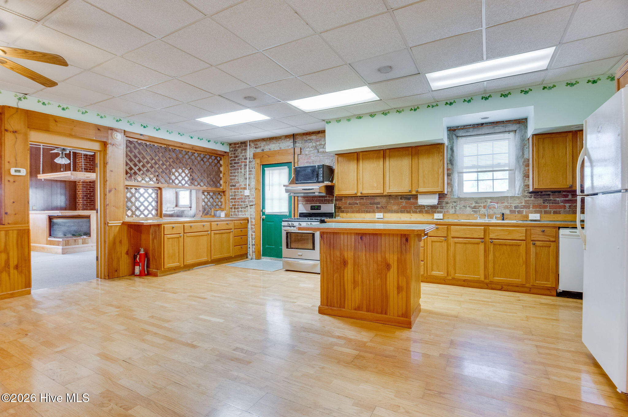 100561889 | Photo 41