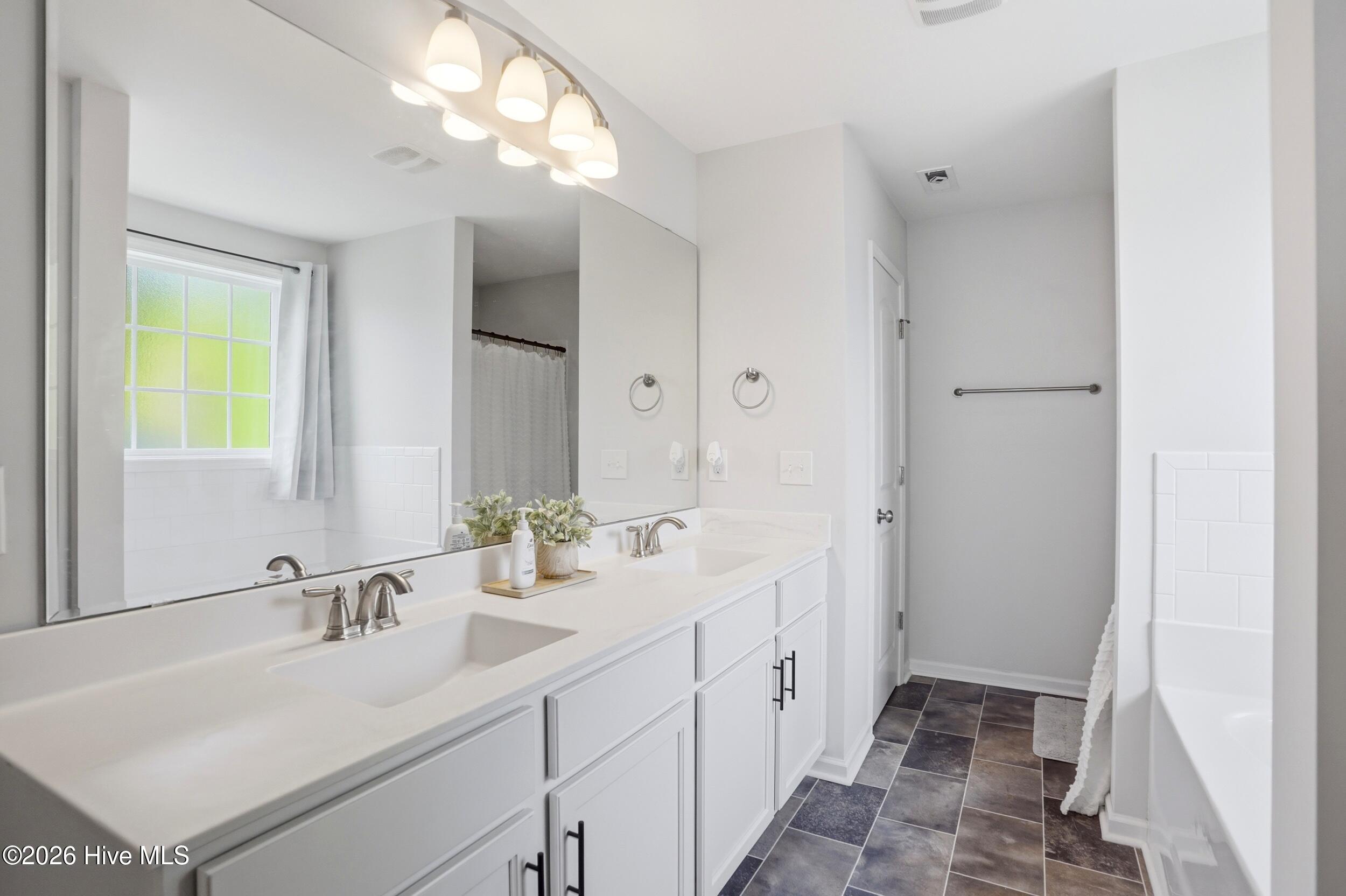 100567183 | Photo 22