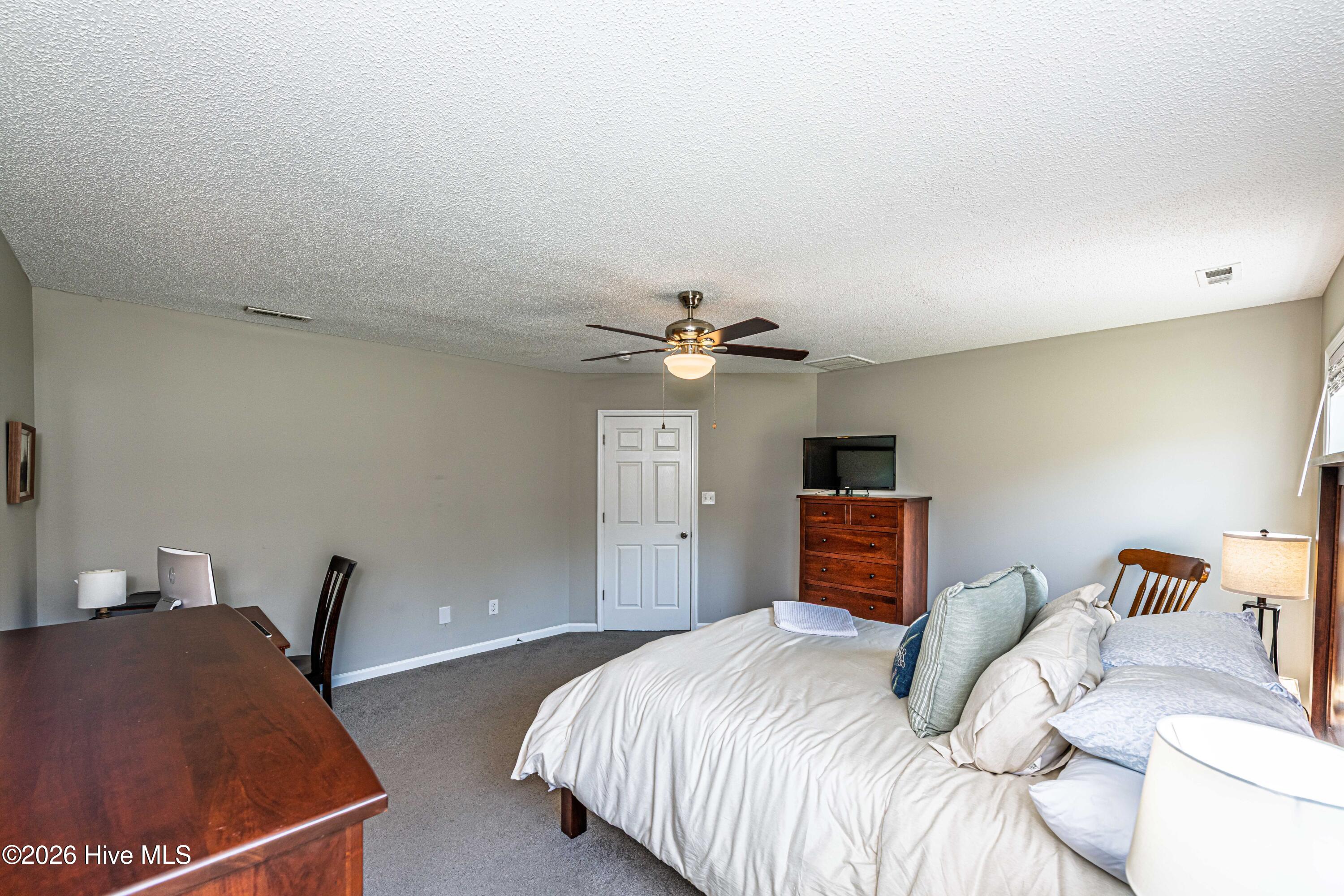 100565701 | Photo 25